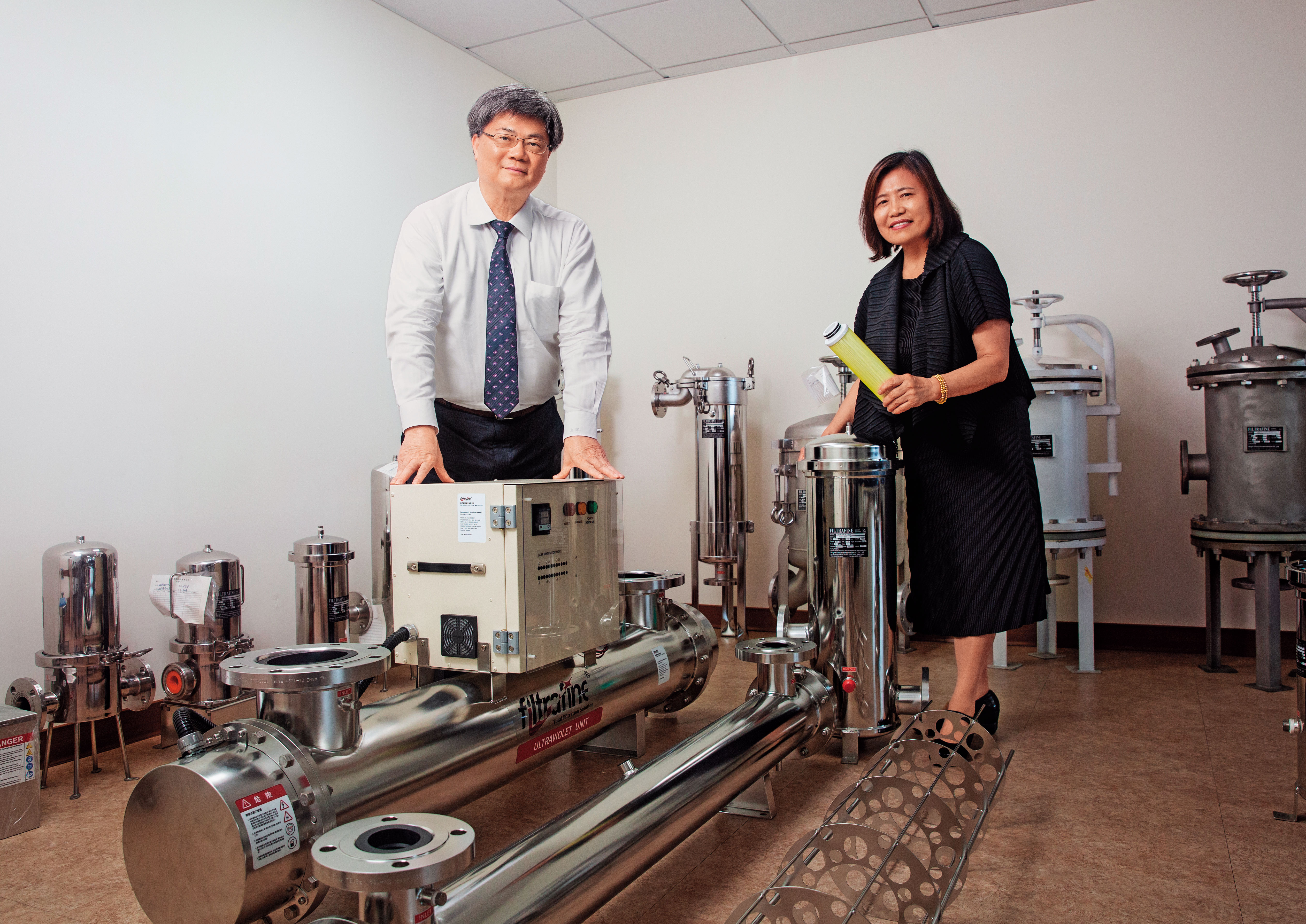 何兆全（左）與吳玲美（右）既是夫妻又是事業夥伴，攜手將旭然打造成全台最大工業用液體過濾設備與耗材製造商。