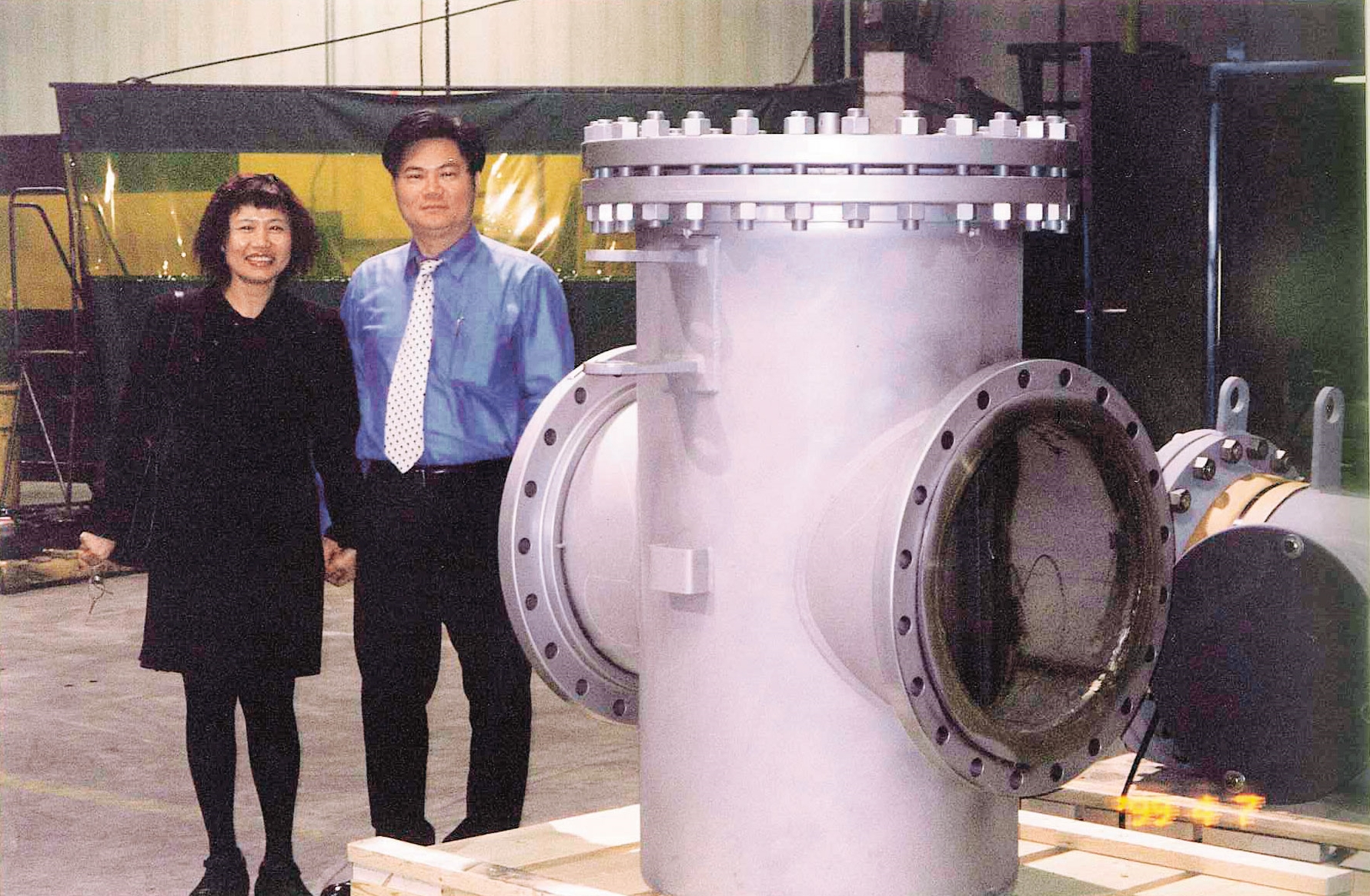 2003年何兆全(右)與吳玲美(左)主導旭然從代理邁向生產,提供一條龍式的客製化服務。(旭然提供)