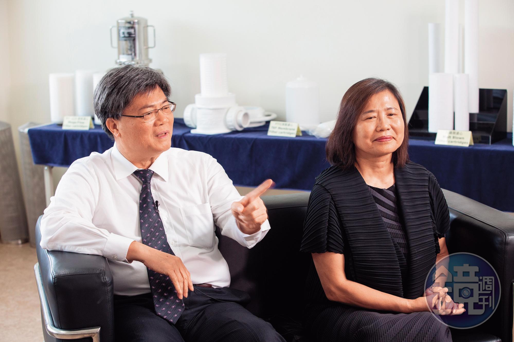 將太太吳玲美(右)比作能穩定軍心的「定海神針」,何兆全(左)的浪漫不言情說愛。