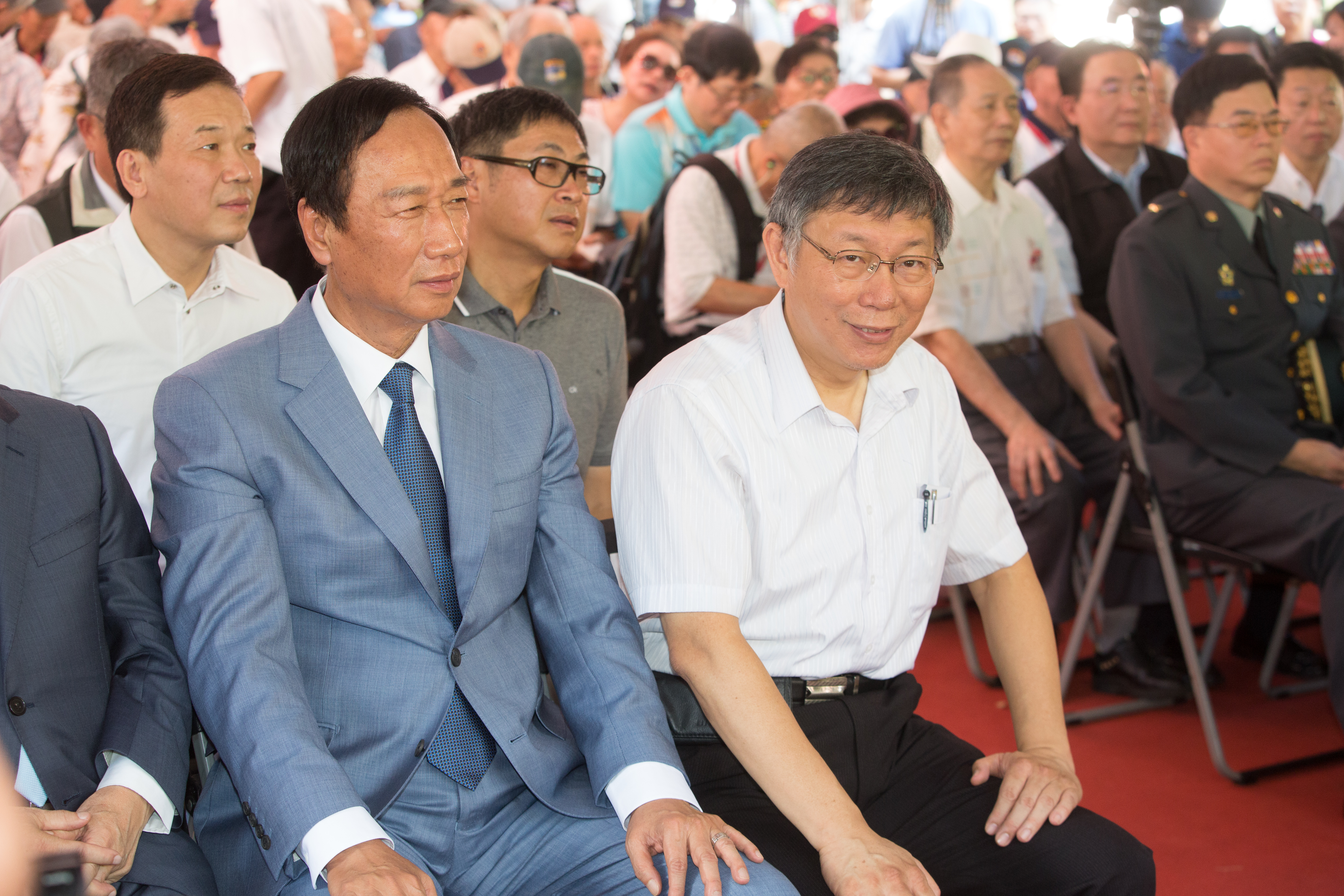 郭台銘（前排左）自從宣布不選總統後，除了推「郭家軍」外，動向備受關注。