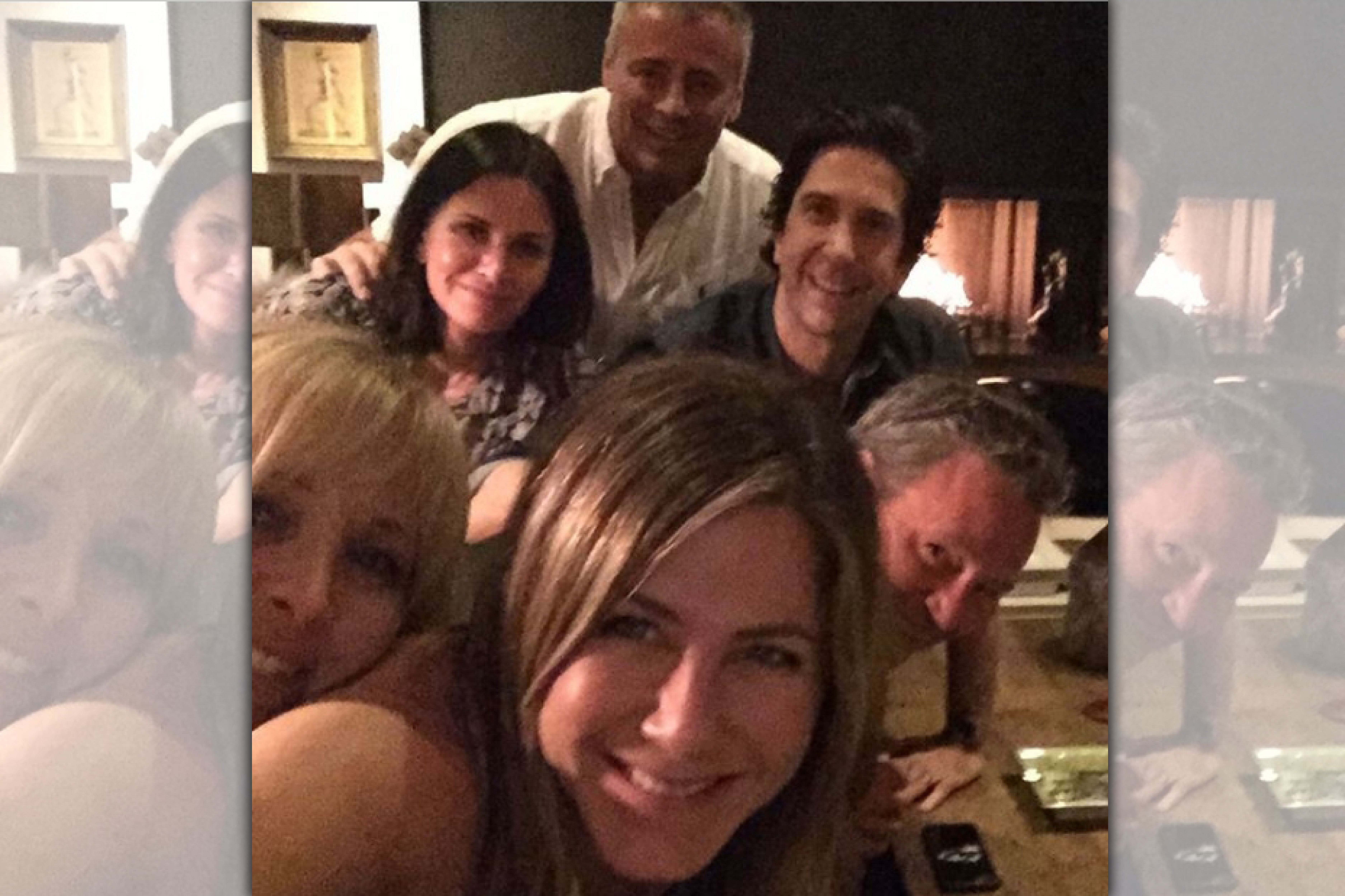 美國女星珍妮佛安妮斯頓開通IG，首發一張《六人行》6位主角合體的大合照。（翻攝自jenniferaniston的IG）