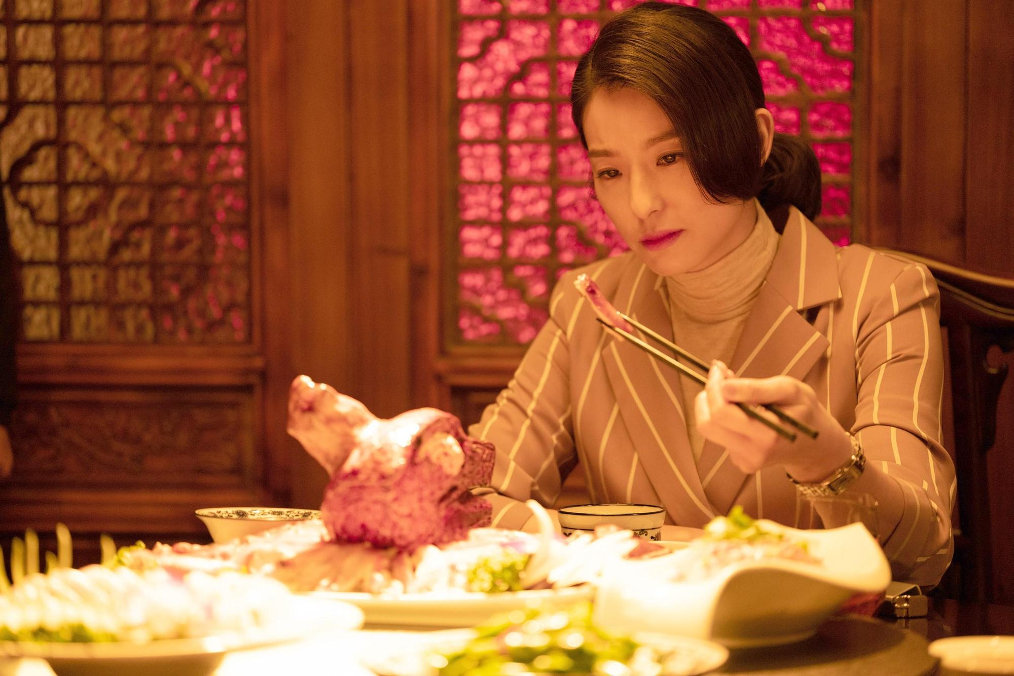 賴雅妍在鴻門宴裡被逼吃狗肉。(双喜提供)