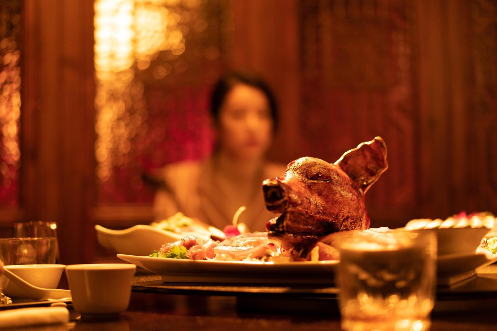 戲中的狗頭,是以豬肉等食材做的道具。(双喜提供)