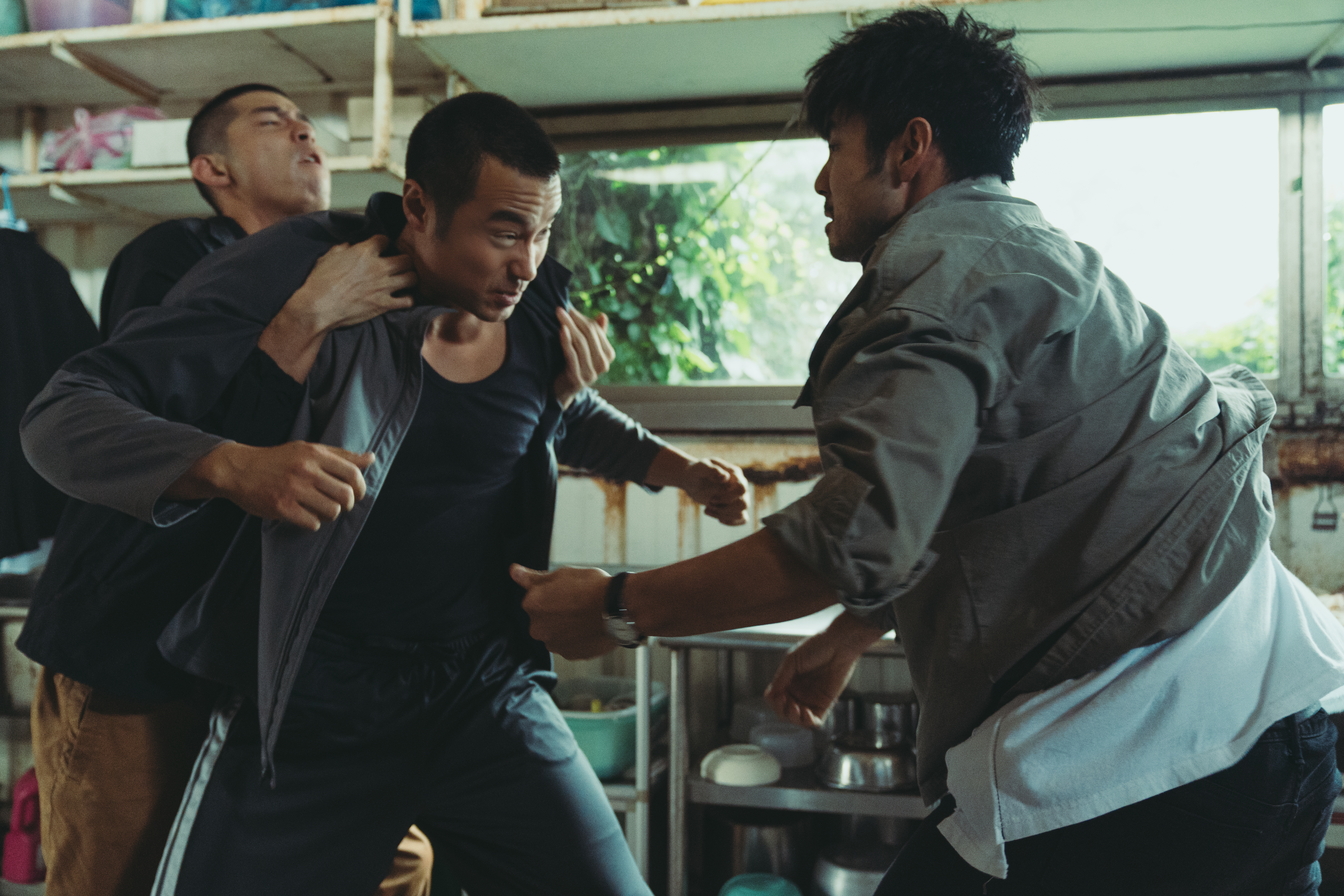 張孝全（中）在《罪夢者》劇中，與章立衡（右）的打鬥不只要求要有角色個性，更力求逼真。（Netflix提供） 