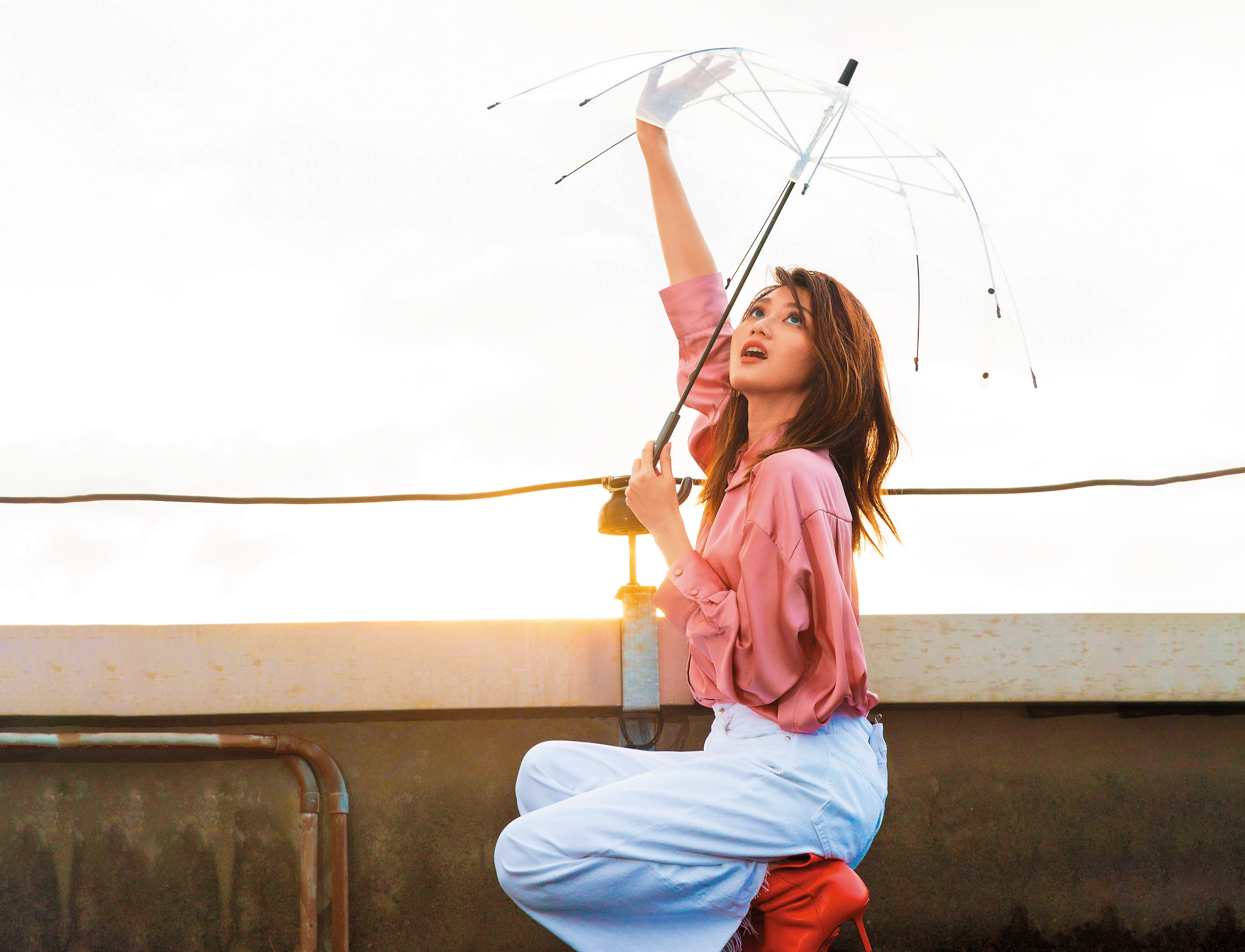 來自香港的才女歌手黃妍，因氣質脫俗與創作能力，被歌迷封為「香港陳綺貞」。