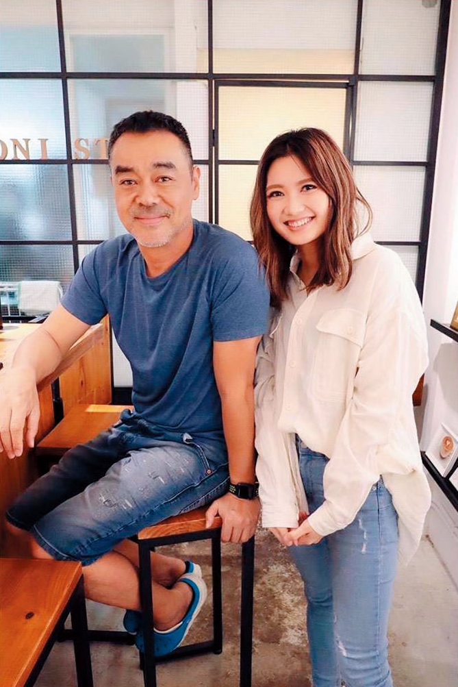 黃妍私下人緣極佳，出道不久就獲得許多前輩愛護，她曾在IG分享自己和劉青雲的合照。（翻攝自黃妍IG）