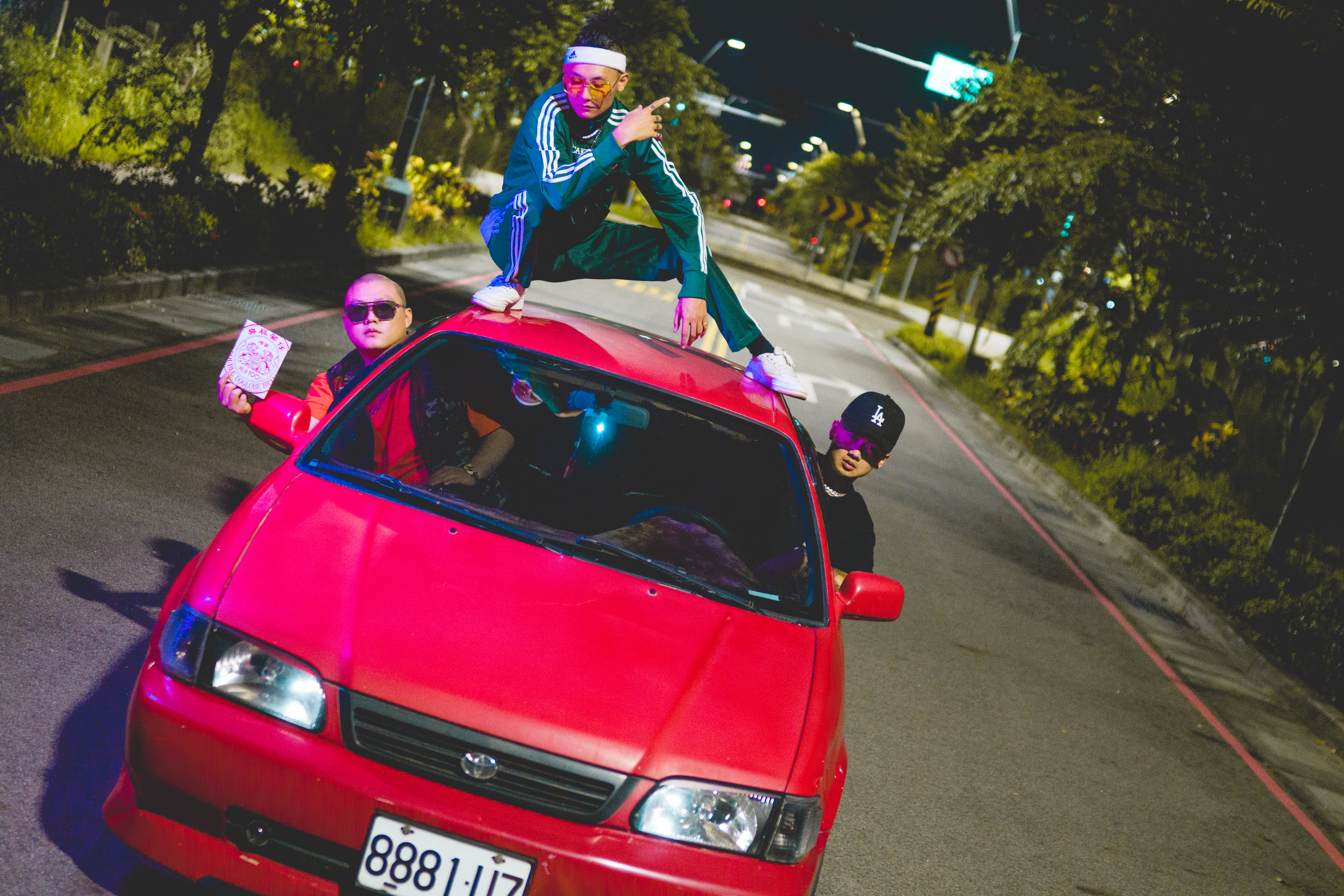 由屁辰、歐吉虎及立勝組成的饒舌團體臭屁嬰仔，推出首張專輯《暗號》。（混血兒娛樂提供）