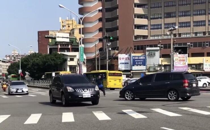 吳男當街路口指揮交通,有民眾將照片上傳臉書社團提醒。(翻攝自爆料公社二社)