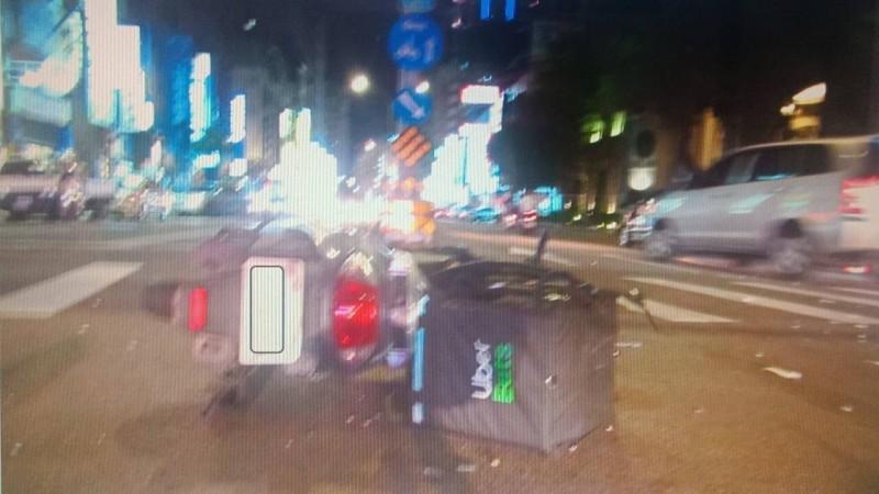 Uber_Eats外送員連人帶車倒地受傷。（民眾提供）