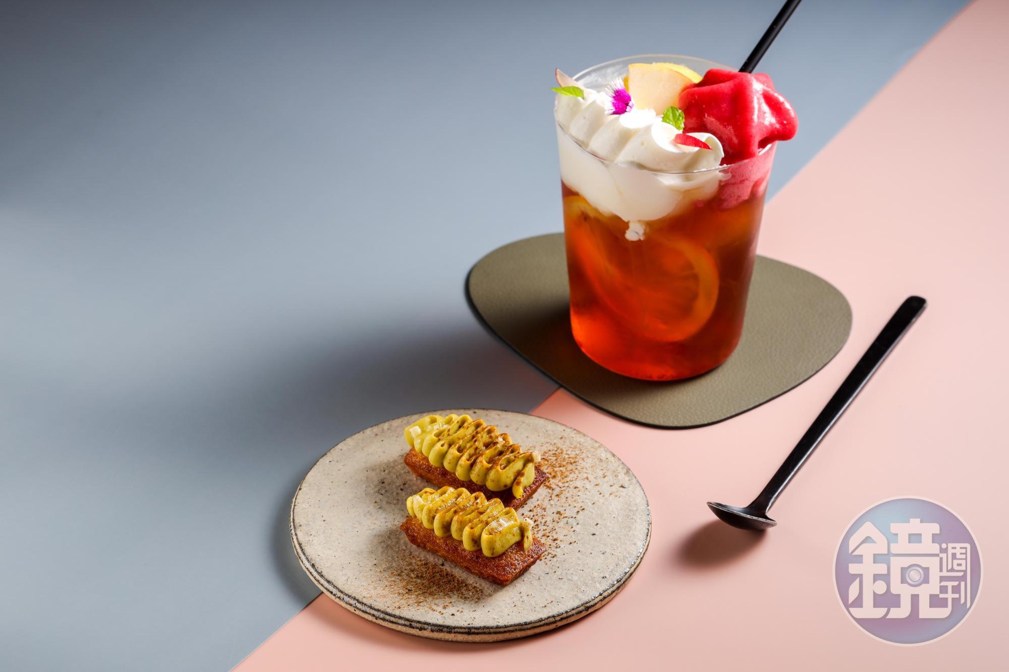 「Chante Tea」（右，165元／杯）用水仙烏龍搭配香緹奶油、莓果泡泡，滿是豐盈果香。「Kaya Toast」（ 左， 580元的「One Tree Hill Experience」套餐內容）以費南雪取代吐司，和咖椰醬湊對，撒上咖啡粉，拆解了新加坡早餐公式。