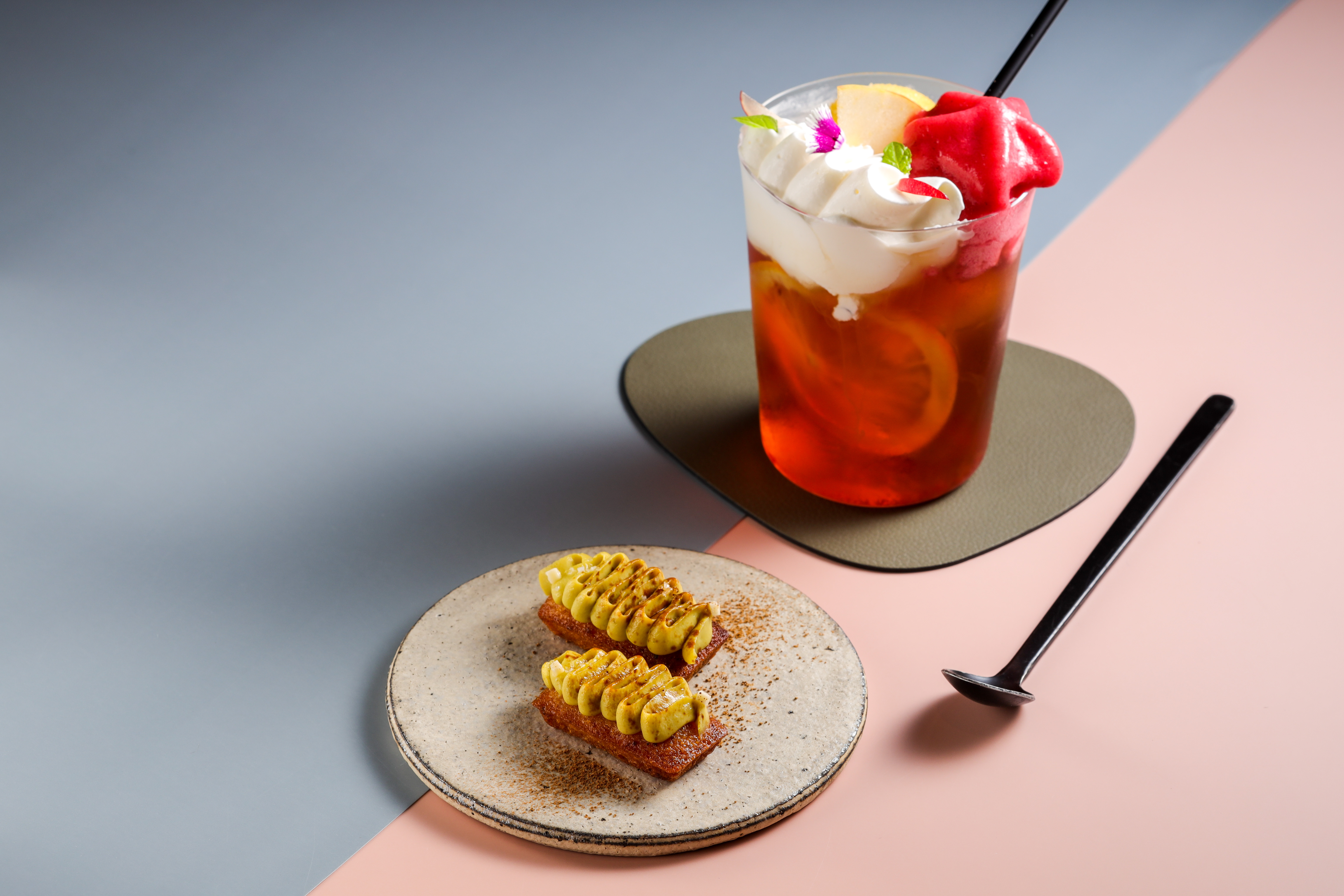 「Chante Tea」（右，165元／杯）用水仙烏龍搭配香緹奶油、莓果泡泡，滿是豐盈果香。「Kaya Toast」（ 左， 580元的「One Tree Hill Experience」套餐內容）以費南雪取代吐司，和咖椰醬湊對，撒上咖啡粉，拆解了新加坡早餐公式。