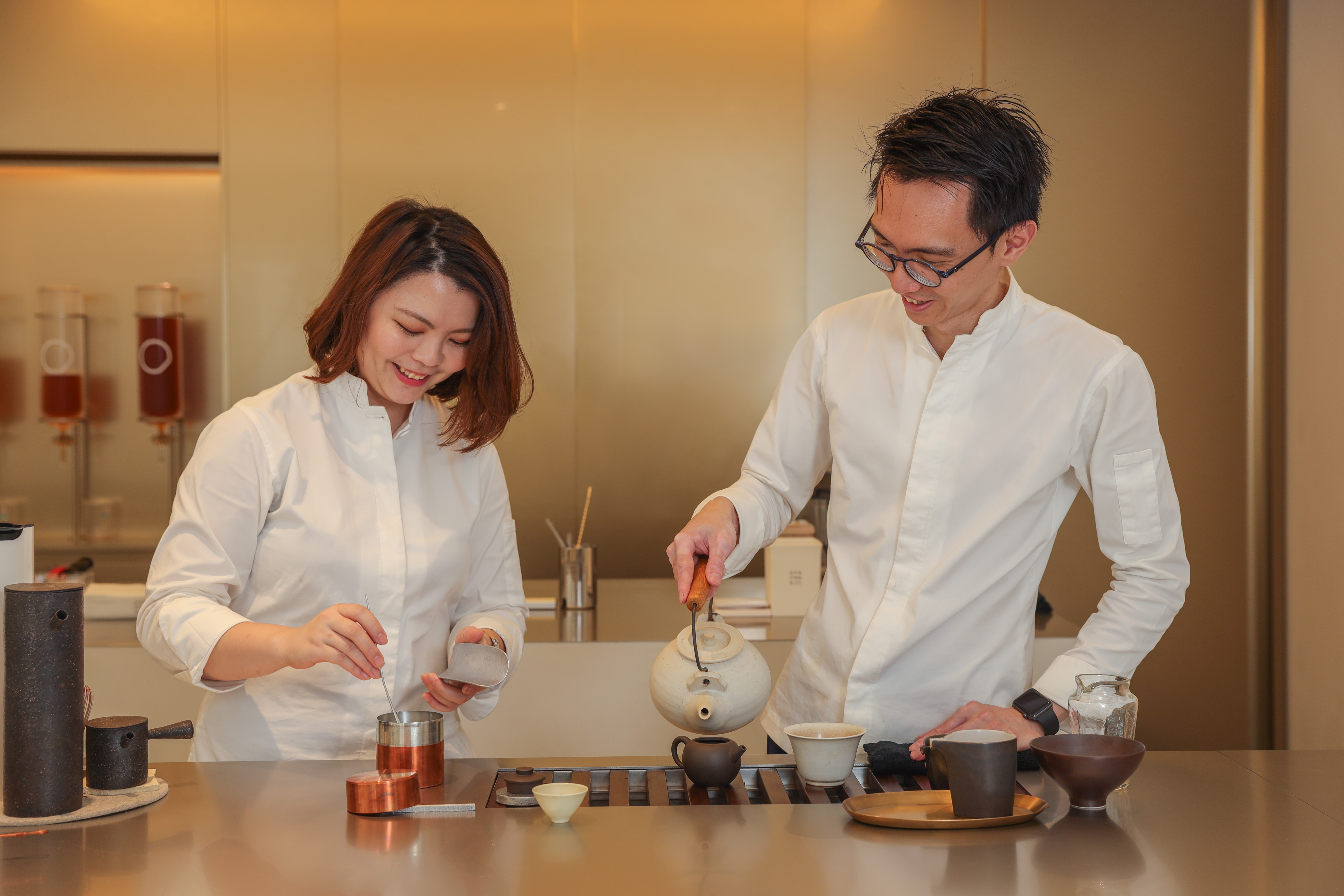 新加坡、台灣夫妻檔林衍成（右）、甘碧華（左）不限用台灣茶，精挑各地好茶，創造內外兼具的茶甜點。