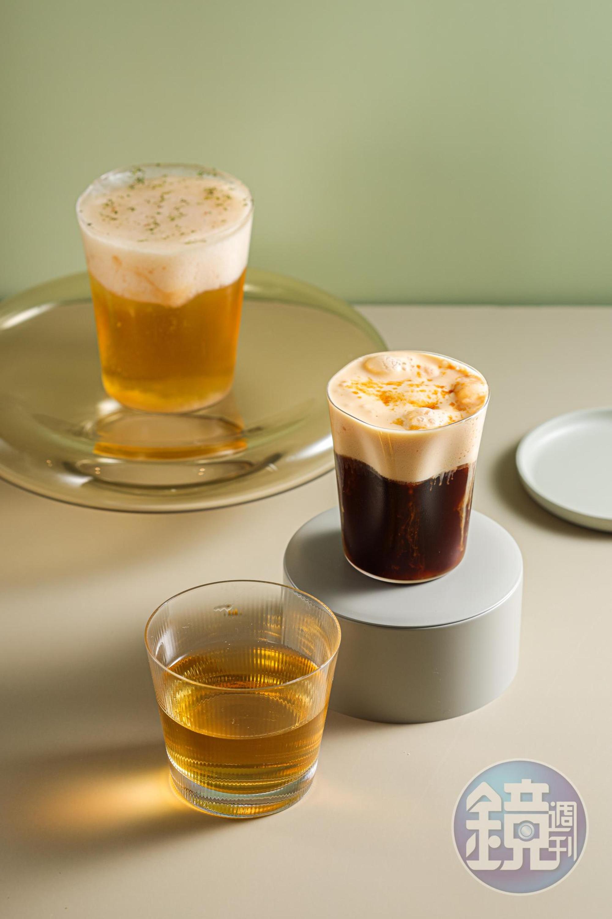 「Honey Shakerato」（中）在哥倫比亞冰咖啡擠上溫熱焦糖慕斯，口感冰溫交錯。江振誠很喜歡的「Momotaro」（後），以阿里山烏龍茶疊上水蜜桃慕斯、薄荷櫻花碎冰，喝之前要先敲破碎冰，沁涼清爽。（皆180元／杯）