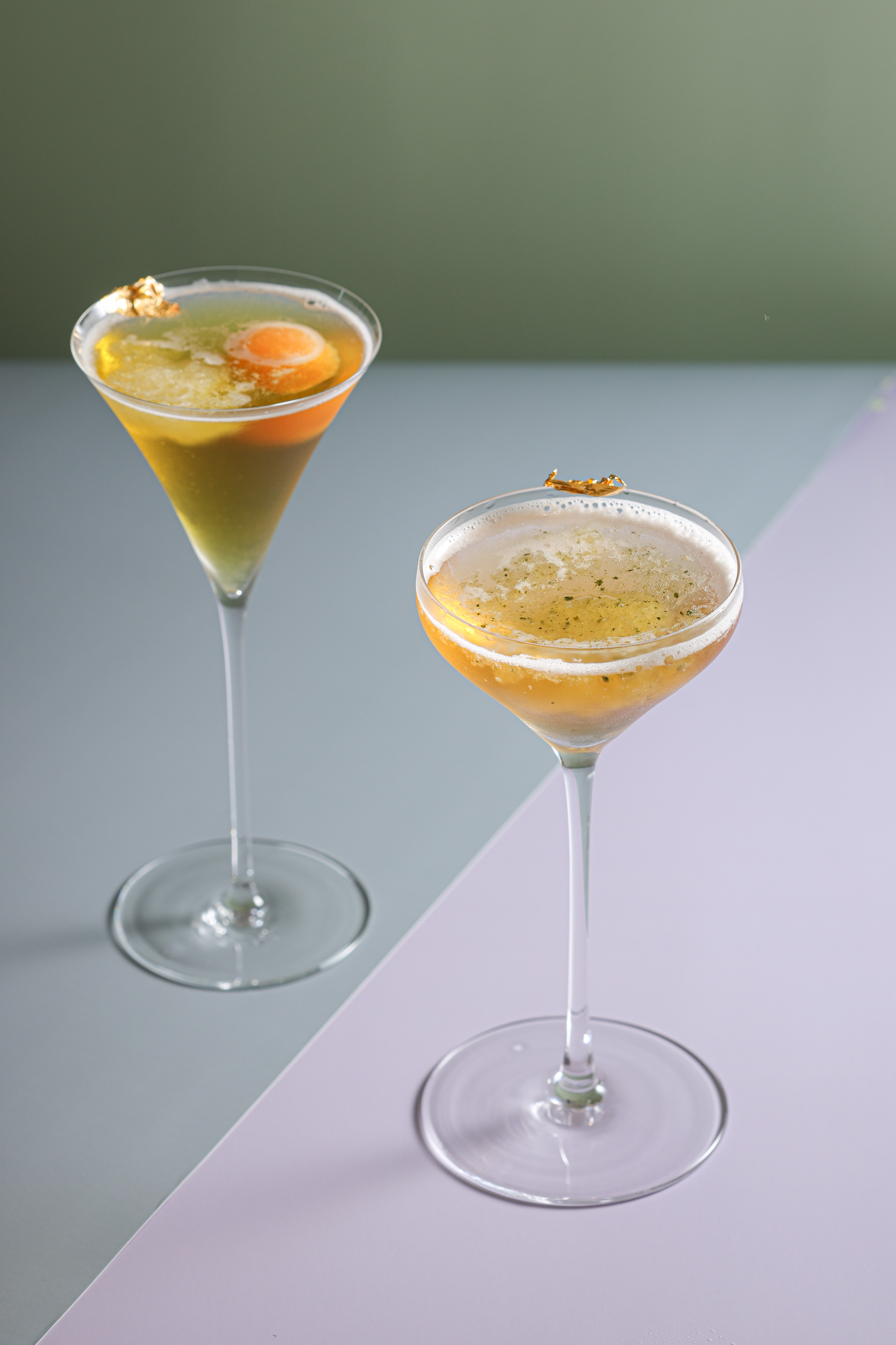 「For Her」（右）用蜜香紅茶調入荔枝酒、蘭姆酒 ，果香宜人。「For Him」（左）基底也是蜜香紅茶，加進哈密瓜酒、茴香酒、哈密瓜果肉，迸出微八角味。（皆190元／杯）