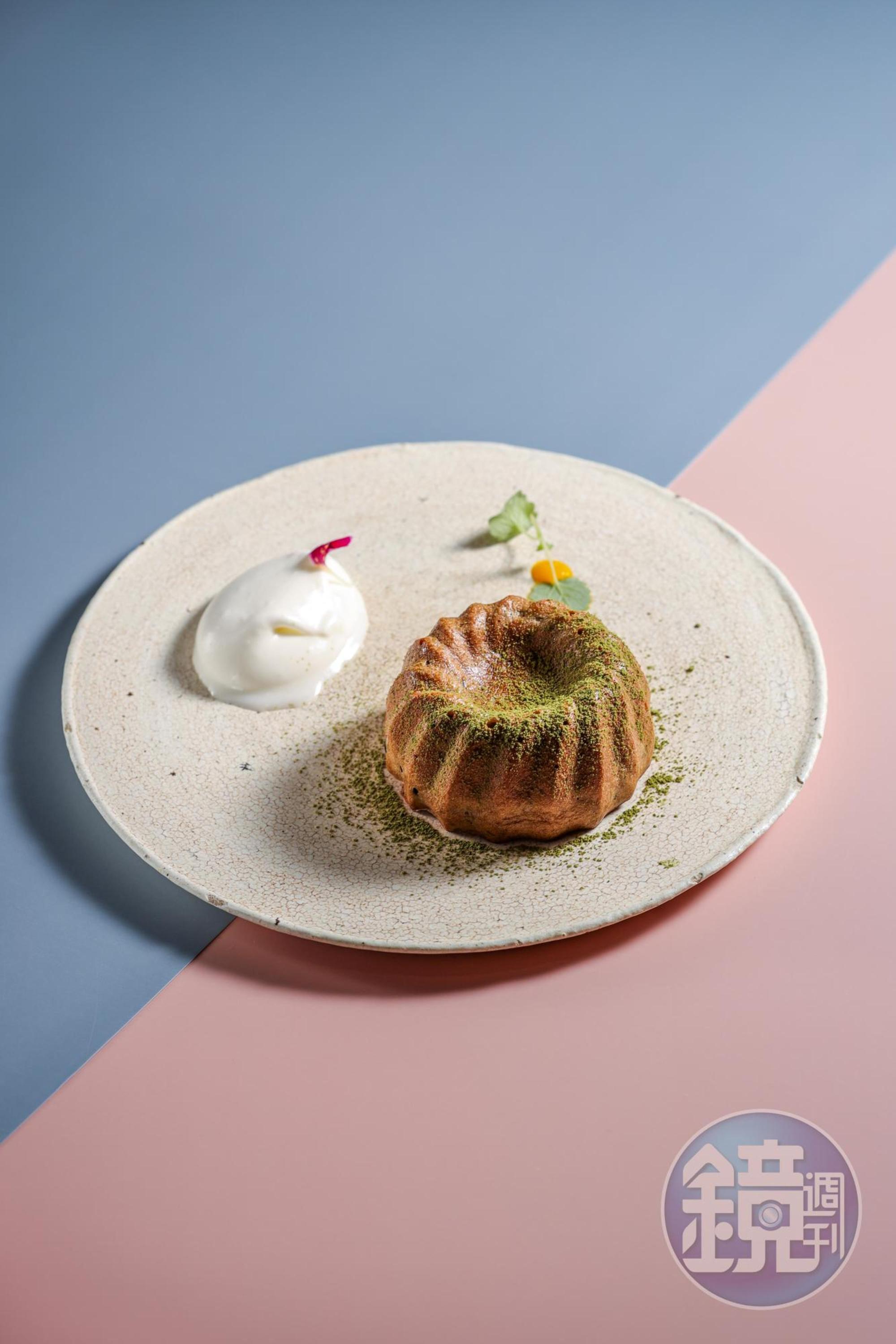 「Signature Mochi」的內在是Q糯紅豆煎茶年糕，外層烤得酥脆。（120元／份）