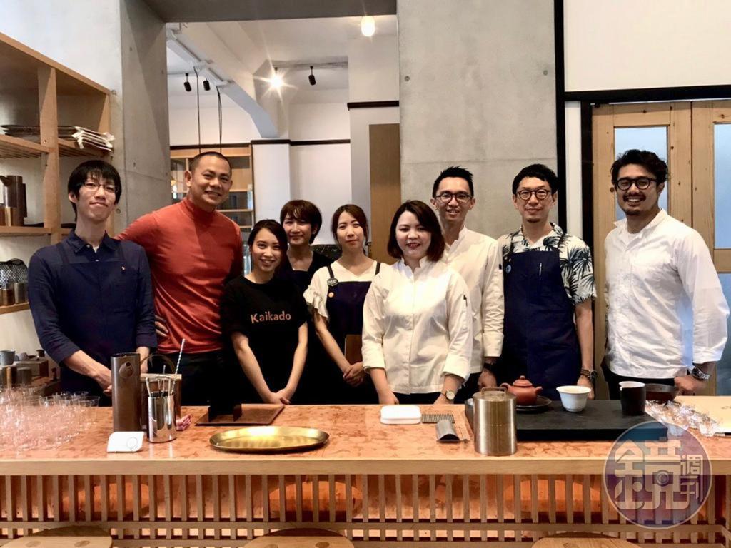 名廚江振誠（左二）身為「One Tree Hill」團隊的一份子，不僅為首次在「Kaikado Café開化堂咖啡」的快閃活動設計菜單，也飛抵日本支持。右一為開化堂老闆八木隆裕。（One Tree Hill提供）