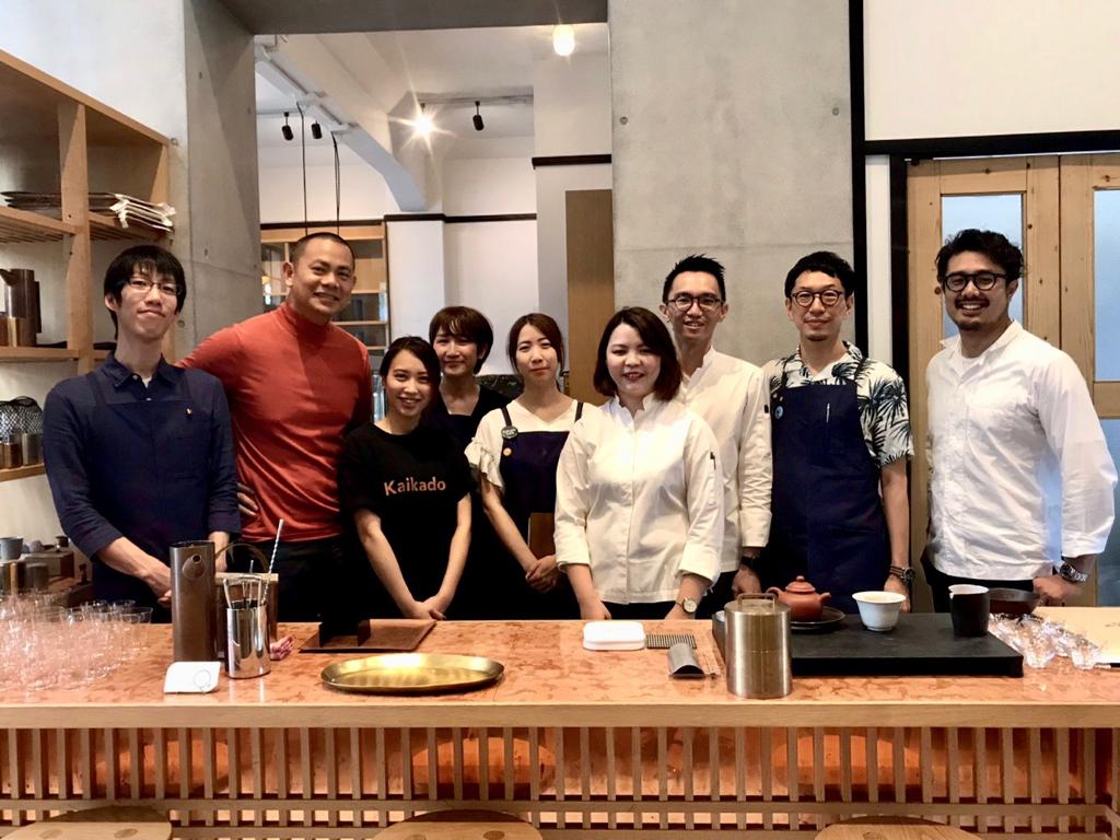名廚江振誠（左二）身為「One Tree Hill」團隊的一份子，不僅為首次在「Kaikado Café開化堂咖啡」的快閃活動設計菜單，也飛抵日本支持。右一為開化堂老闆八木隆裕。（One Tree Hill提供）