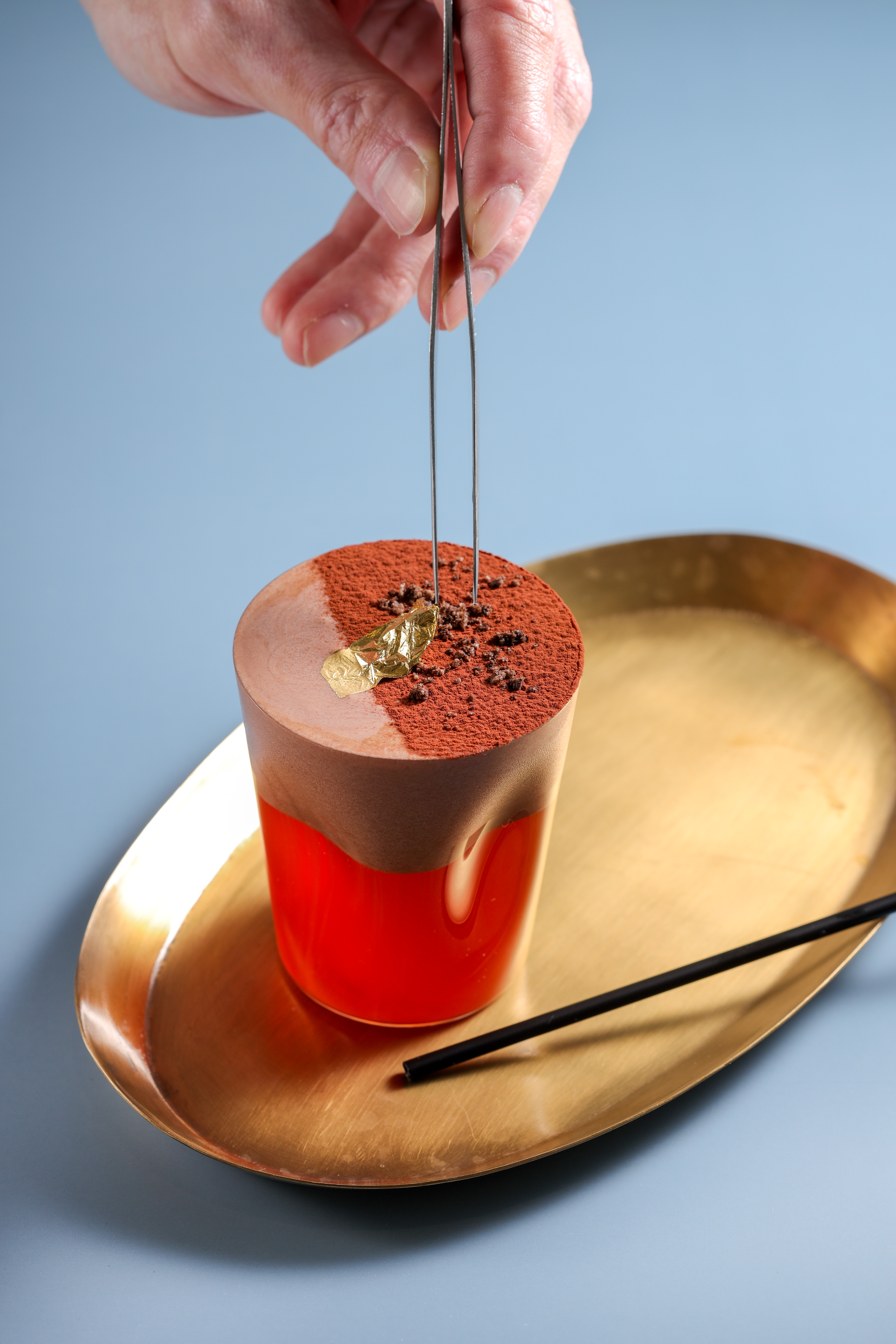 「Cocoa Espresso」的伯爵紅茶湯上是巧克力慕斯、巧克力粉，濃郁滑口，是我的私心最愛。（130元／杯）