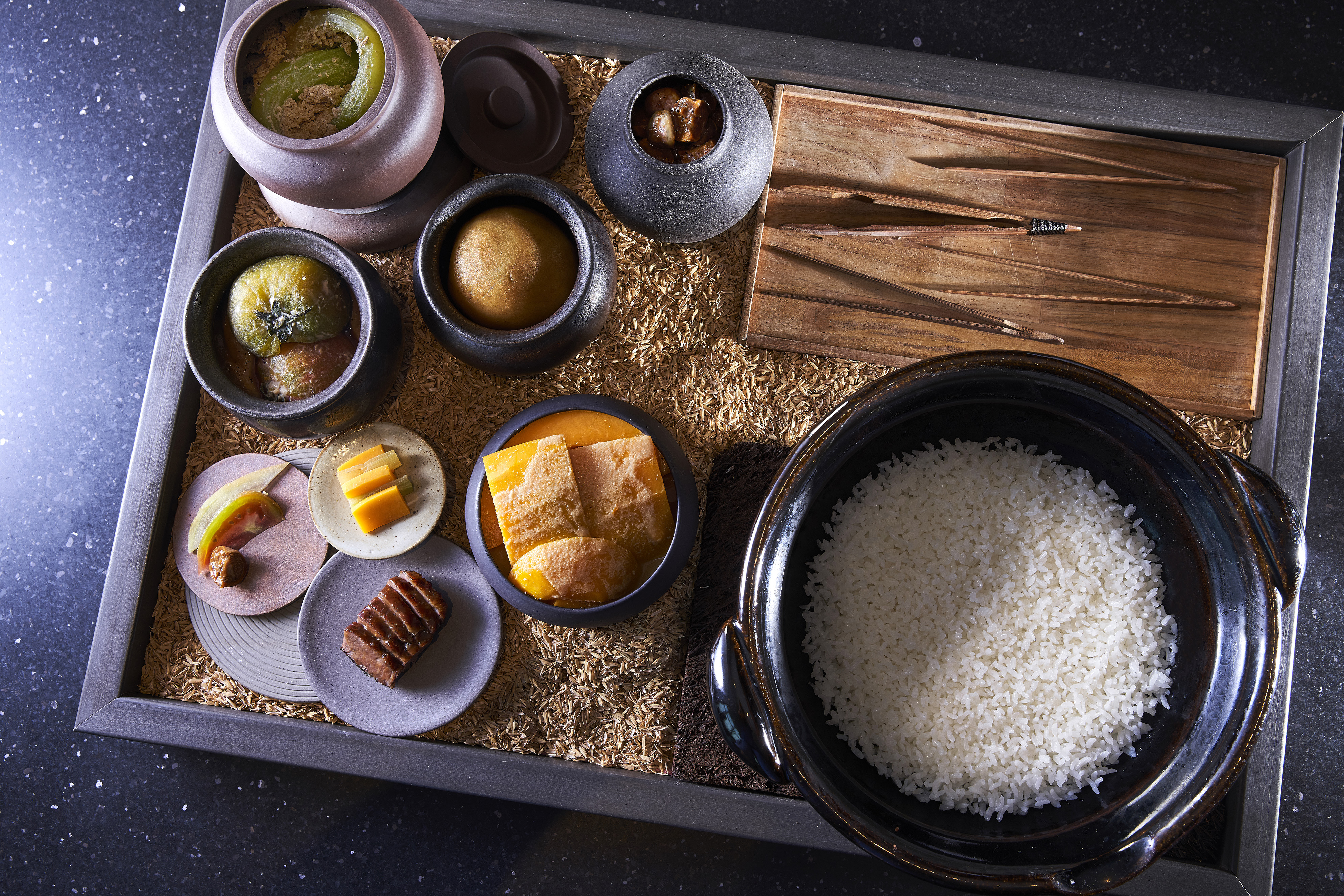 「土鍋悶台灣德穗米 醃漬季節時蔬 茶香豬頰肉」登場氣勢十足,蔬菜用米麴或酒釀、味噌醃漬,封存當季風土滋味。(Chefs Club Taipei提供)