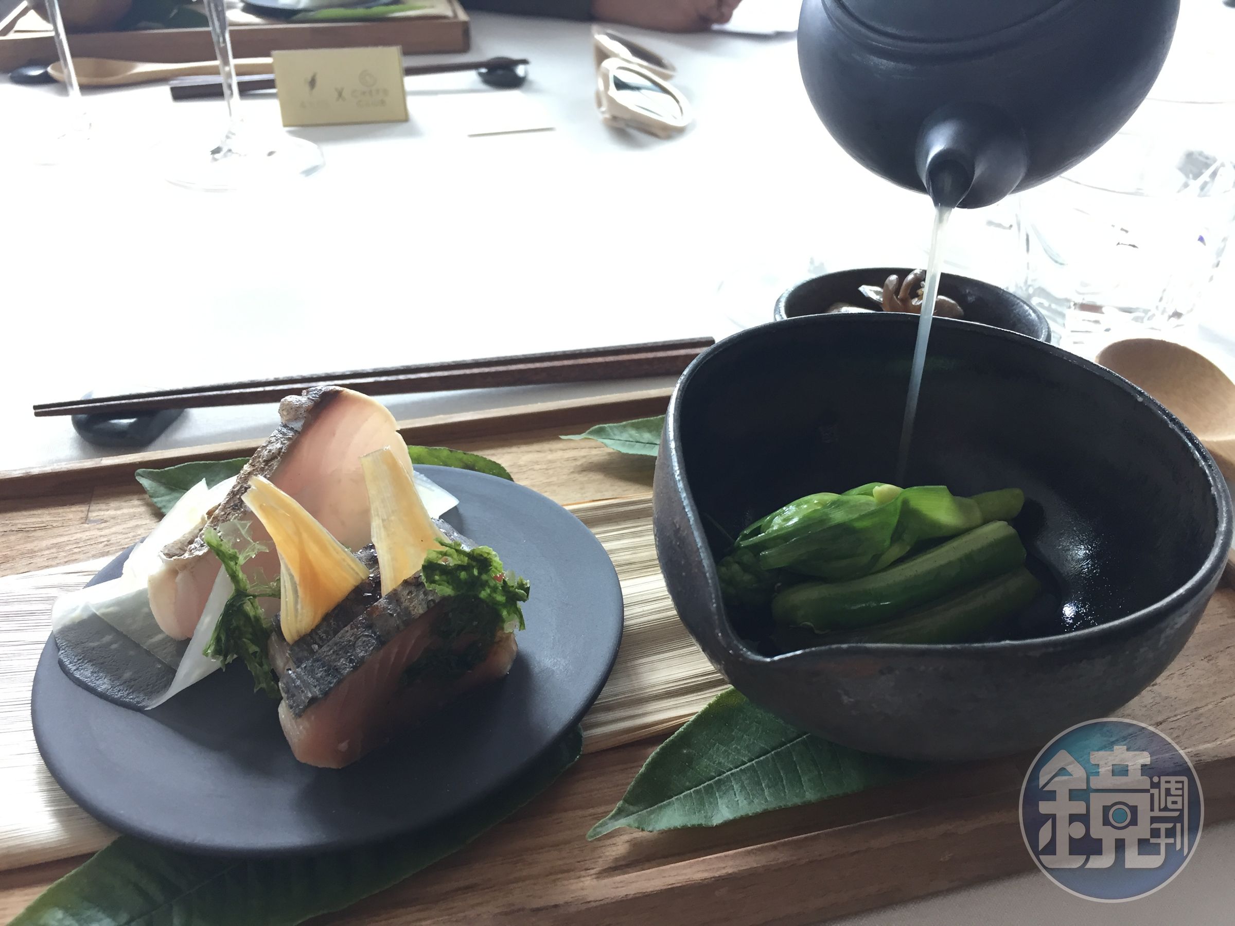 鰹魚先以米麴熟成，台灣的山蘇鑲入赤嘴蛤蠣、黃豆味噌，匯集山海滋味。
