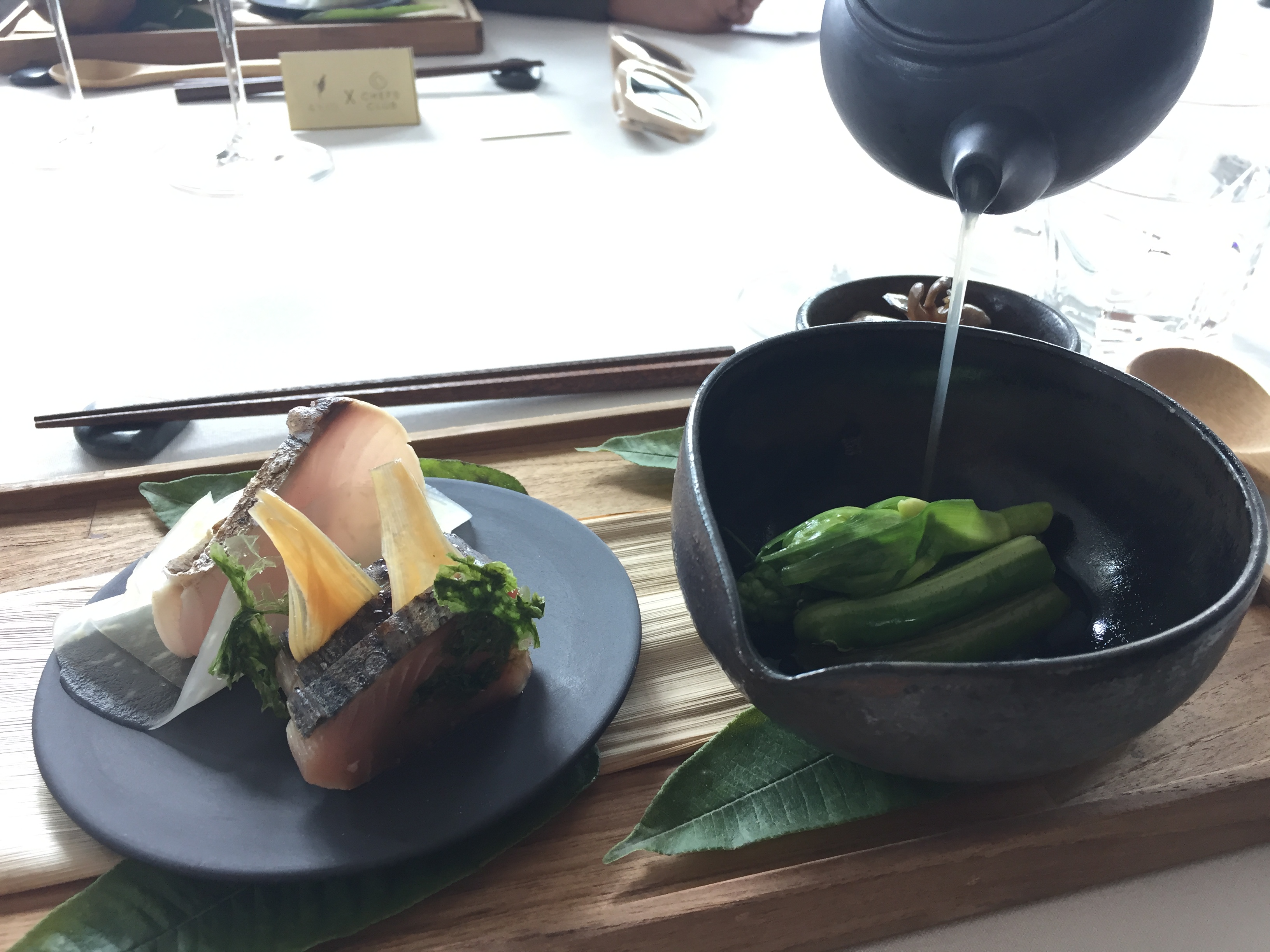鰹魚先以米麴熟成，台灣的山蘇鑲入赤嘴蛤蠣、黃豆味噌，匯集山海滋味。