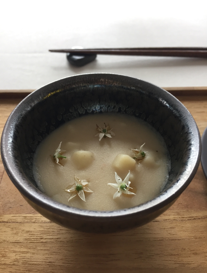 官田菱角打成綿密泥狀，荸薺帶來清脆口感，隱藏的花生油是神來一筆。