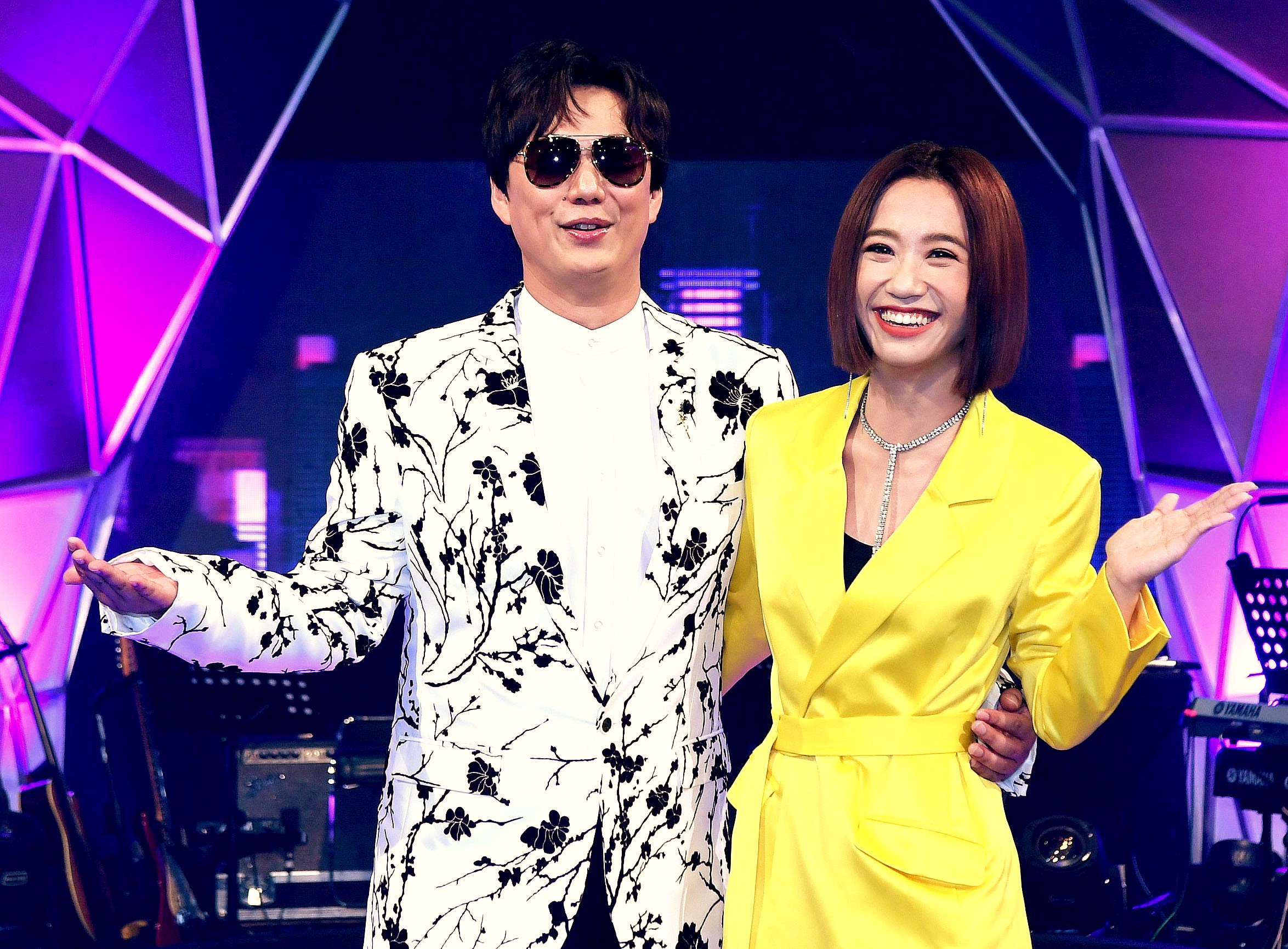 Lulu（右）再接主持節目，與蕭煌奇（左）合作台語歌唱節目。（華視提供）