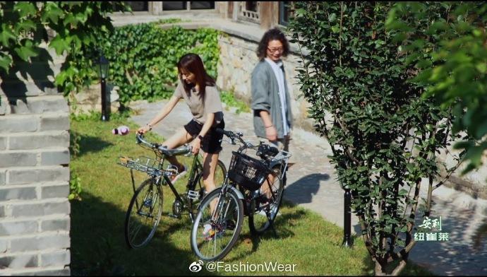陳意涵騎著腳踏車露出修長美腿。（微博台灣提供）