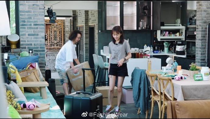 陳意涵簡單居家裝扮，美腿成為焦點。（微博台灣提供）