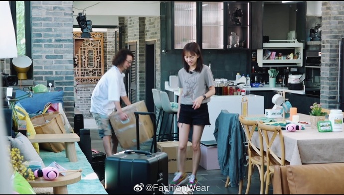 陳意涵簡單居家裝扮，美腿成為焦點。（微博台灣提供）