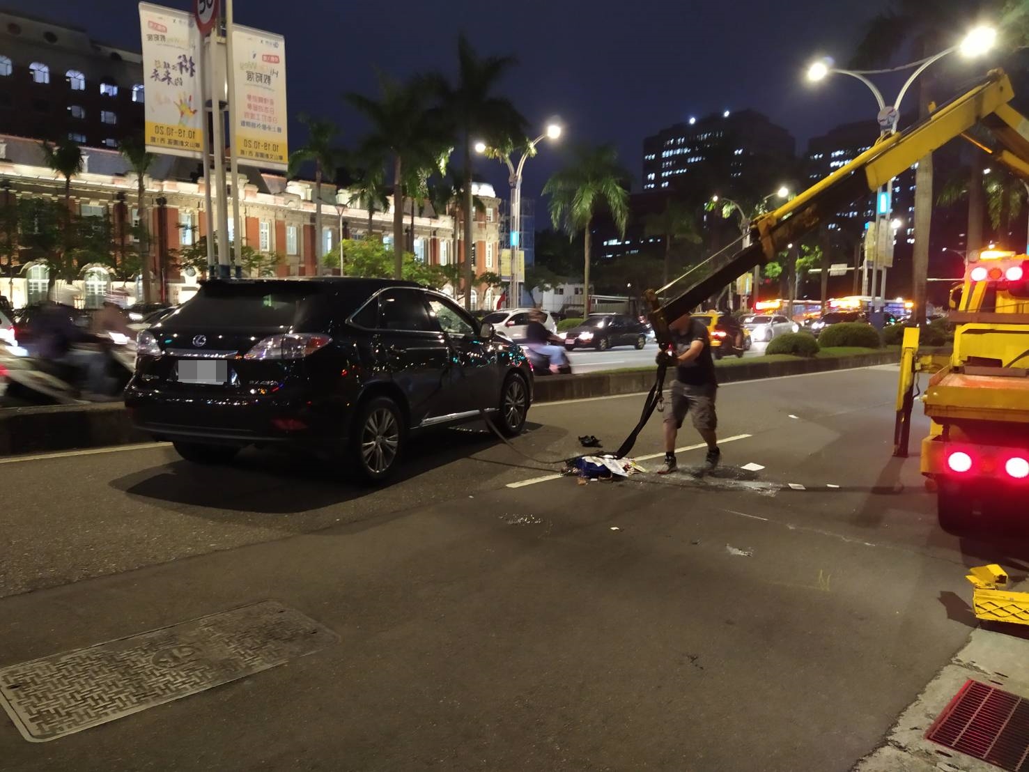 車輛翻正後,車內物品散落一地。