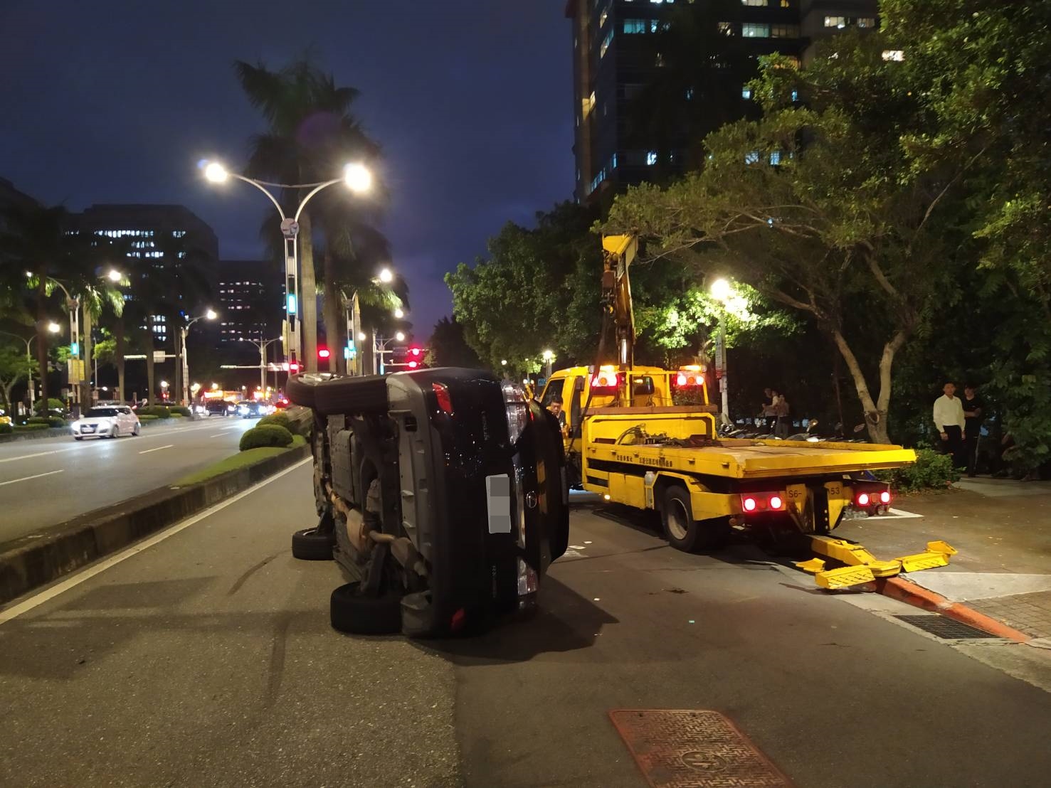 警方獲報後,立刻趕往現場,並通知拖吊業者處理。
