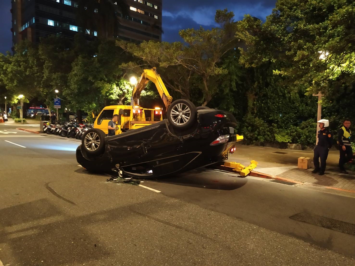 黑色休旅車疑似因為車速過快自撞安全島，「翻白肚式」大翻覆。