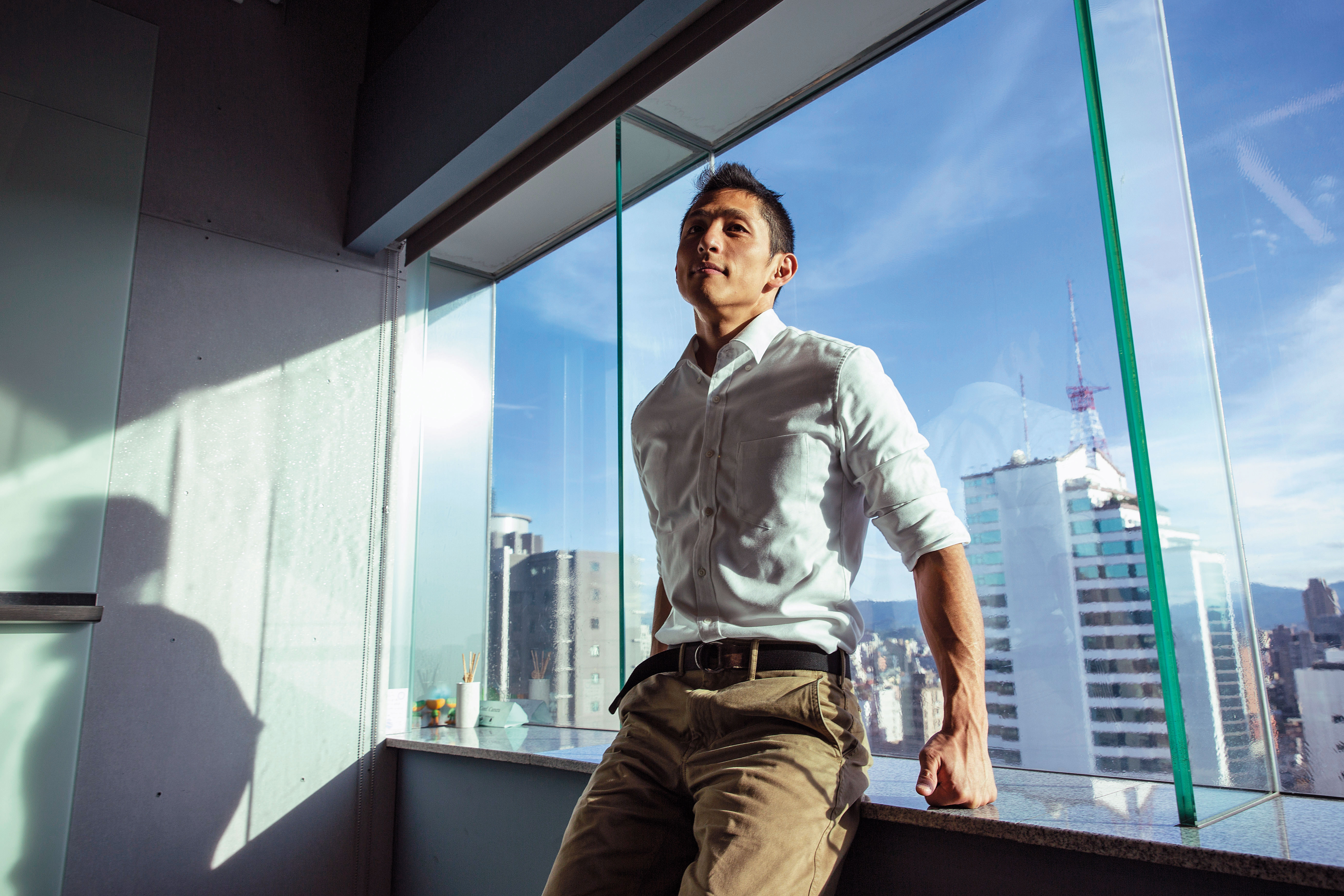 33歲返台前吳怡農在香港金融圈10年，是爆肝爆腦但年薪可達近千萬元的高盛金童。