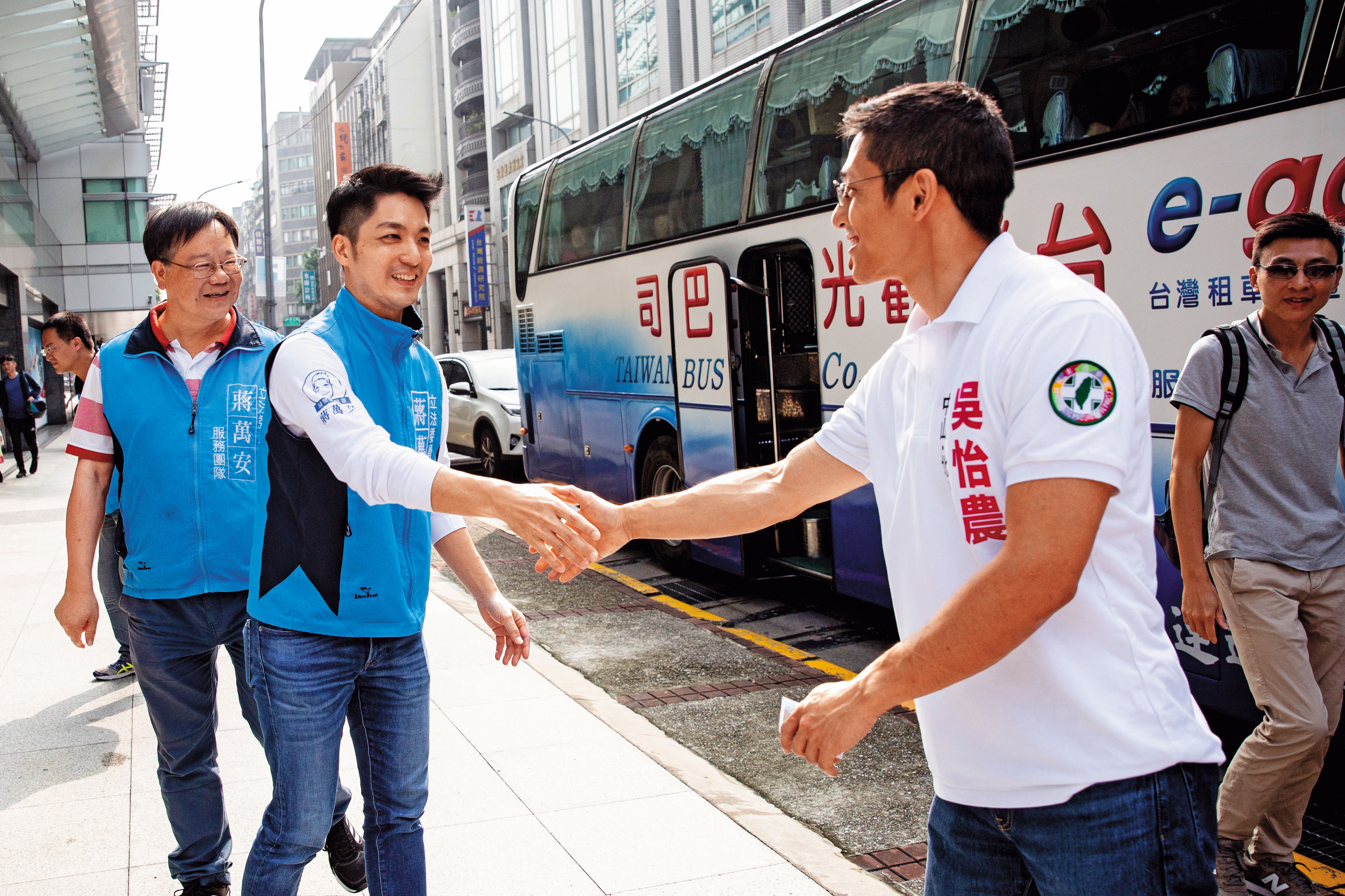 這場被稱「雙帥對決」的選舉，吳怡農（右1）與蔣萬安（右2）都勤拜票，2人經常在早上里民出遊的遊覽車前相遇。