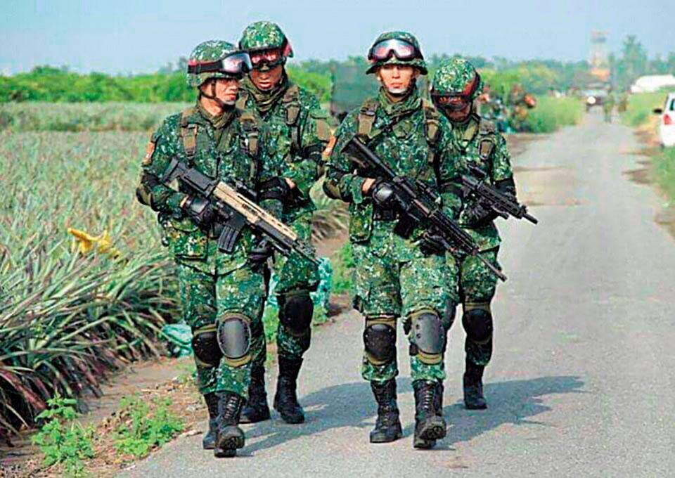 吳怡農沒當替代役，加入陸軍特戰部隊，他認為兵役是國防，不該變服務企業。（翻攝自臉書）