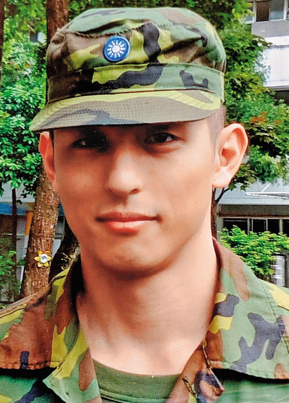 吳怡農沒當替代役，加入陸軍特戰部隊，他認為兵役是國防，不該變服務企業。（翻攝自臉書）