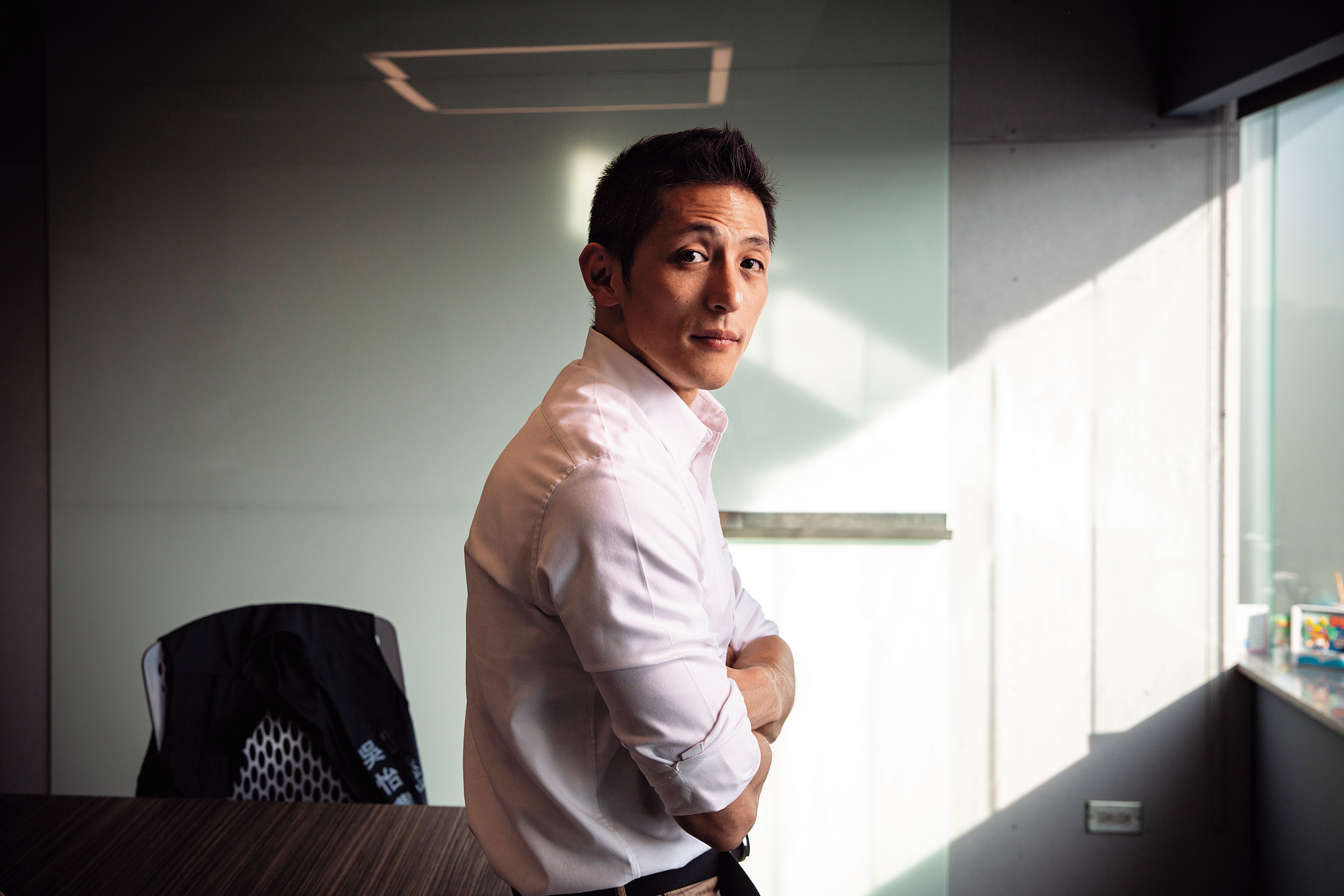 吳怡農與父母感情極好,當他被問起當年辛苦工作的母親一夕失去積蓄,紅了眼眶。