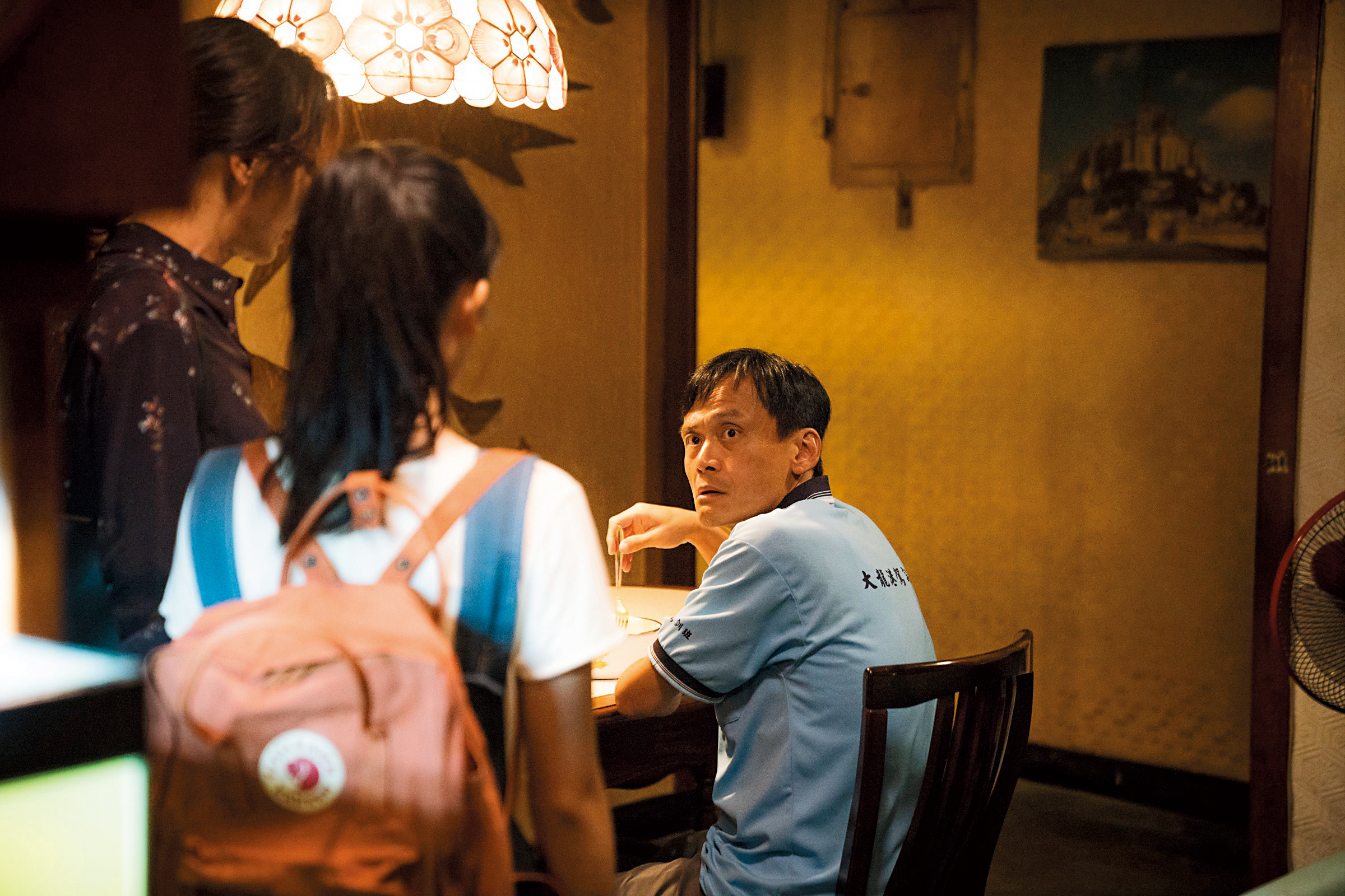 電影《陽光普照》裡黑暗、陽光並存又感人至深,陳以文(右)飾演的父親主宰了整個家庭的氣氛。(甲上娛樂提供)