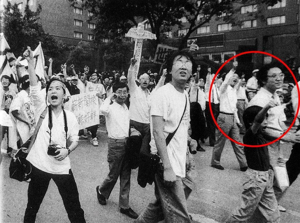 吳怡農從小跟著父母關心社會議題,例如1990年郝柏村組閣,民間發起反軍人干政大遊行,吳乃德就帶著吳怡農參加遊行(紅圈處)。(吳怡農提供)