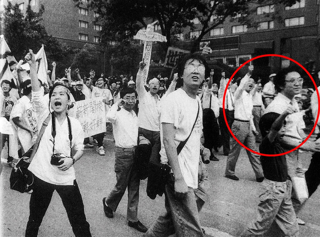 吳怡農從小跟著父母關心社會議題，例如1990年郝柏村組閣，民間發起反軍人干政大遊行，吳乃德就帶著吳怡農參加遊行（紅圈處）。（吳怡農提供）