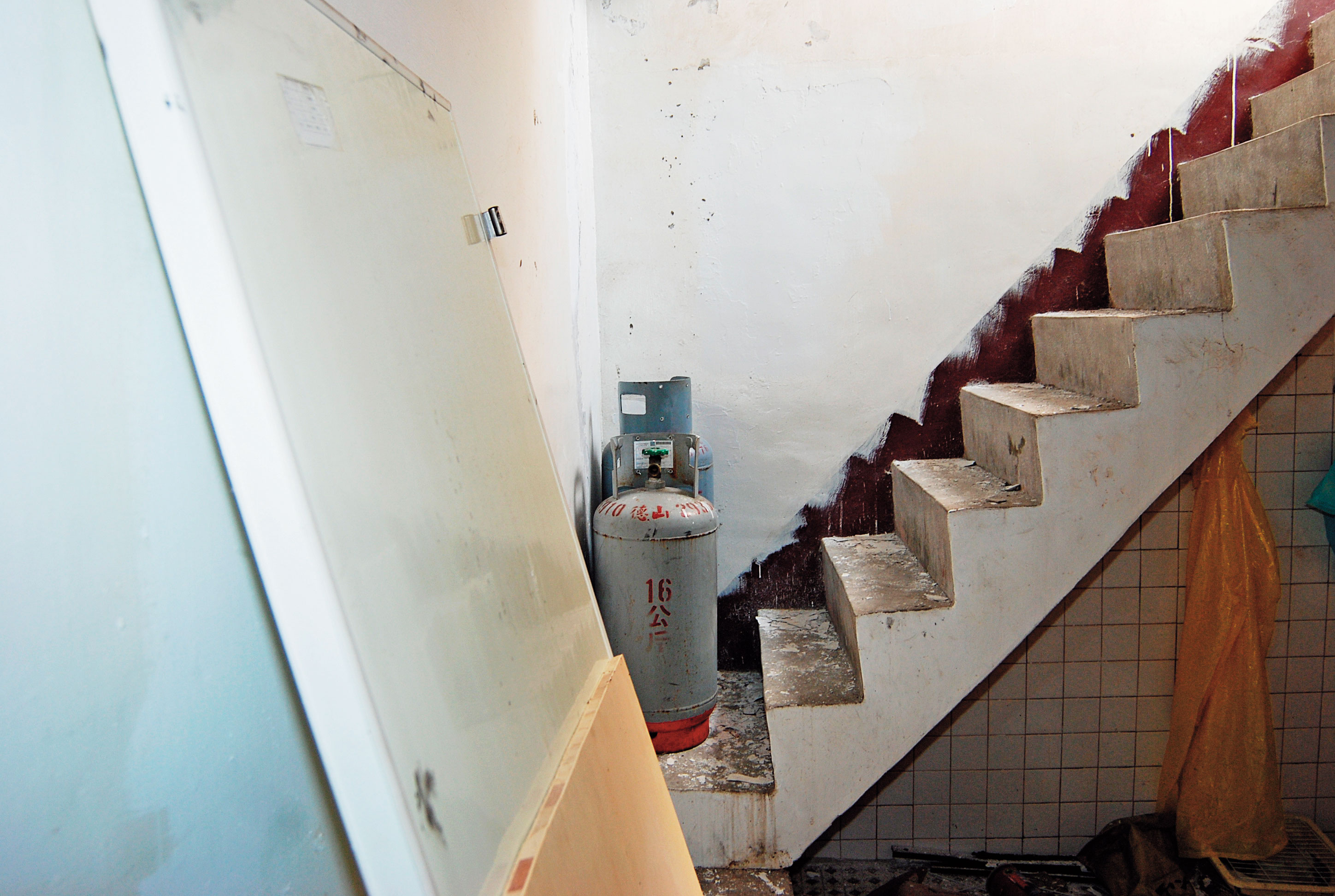 鑑識人員在通往樓頂的階梯上採得血點，補齊最後一塊破案拼圖。（翻攝畫面）