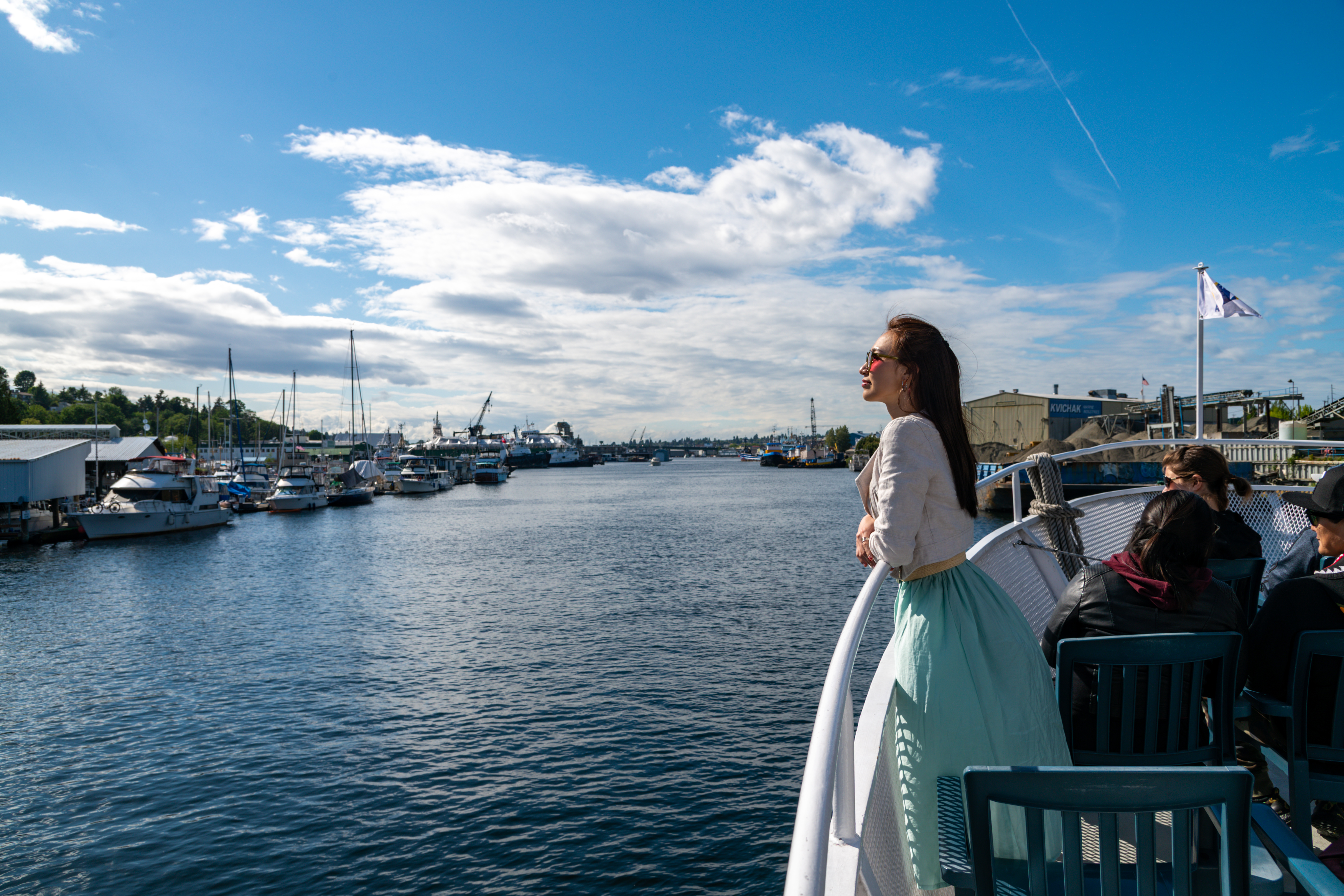 今年5月，鏡食旅的記者們與剛出爐的港姐黃嘉雯（Carmaney）同遊西雅圖，拍到這張美美的出海照。