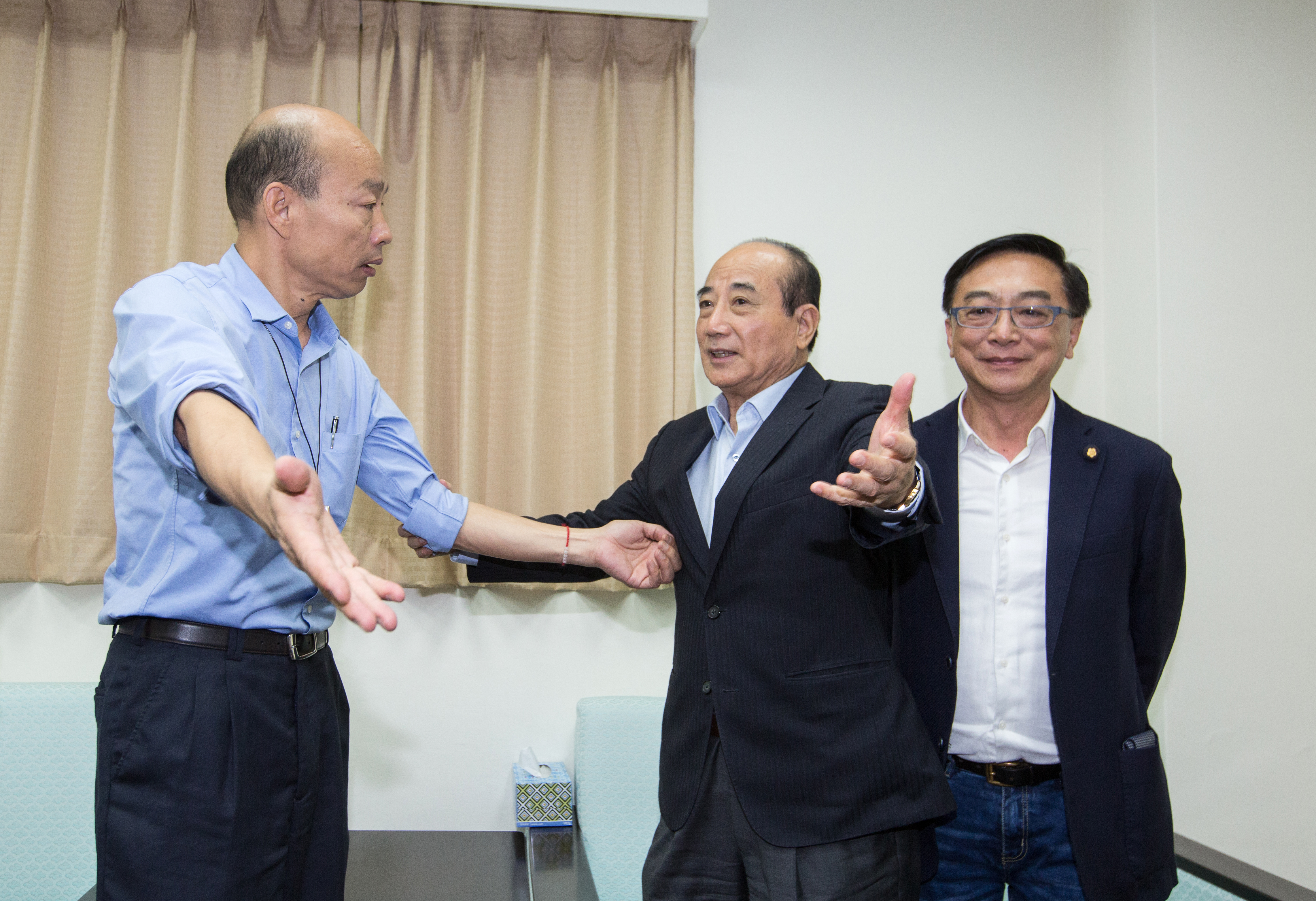 藍營立委陳宜民（右）經常受訪、替代表國民黨參選總統的高雄市長韓國瑜（左）辯護拉票，堪稱最佳御林軍。