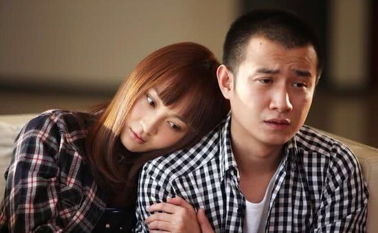 文章（右）才與馬伊琍離婚三個月，如今傳出悄悄與昔日小三姚笛（左）重燃愛火。（翻攝自娛樂小叨微博）