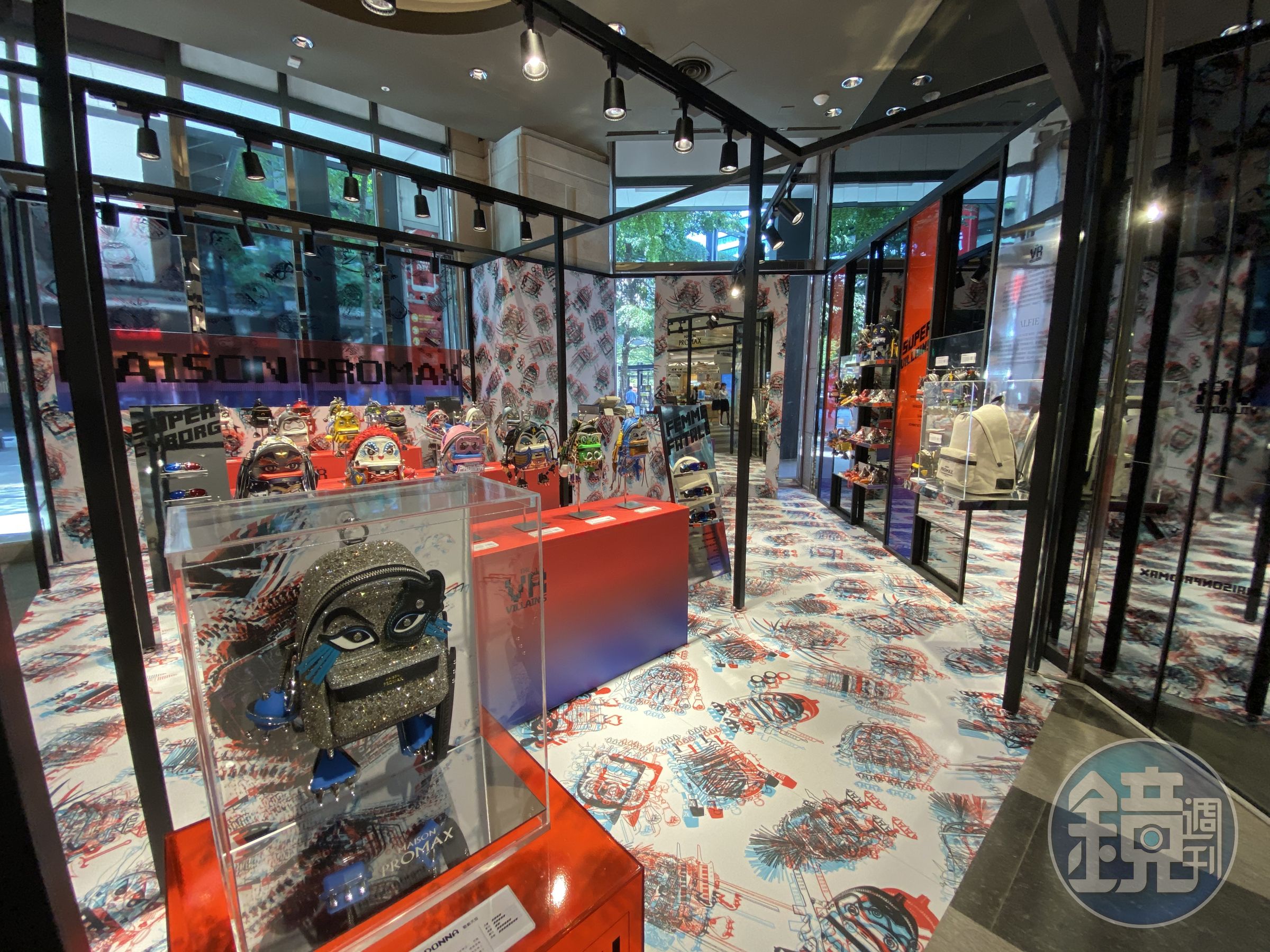 MAISON PROMAX在新光三越A11的快閃店，「THE VR VILLAINS」期間限定店以強烈的3D視覺為主軸，並融入新系列VILLAIN SQUAD 的前衛設計概念，大膽的螢光配色及透明落地窗，輔以俏皮的大面積壞蛋包款漫畫塗鴉，太空未來感十足。（MAISON PROMAX提供）