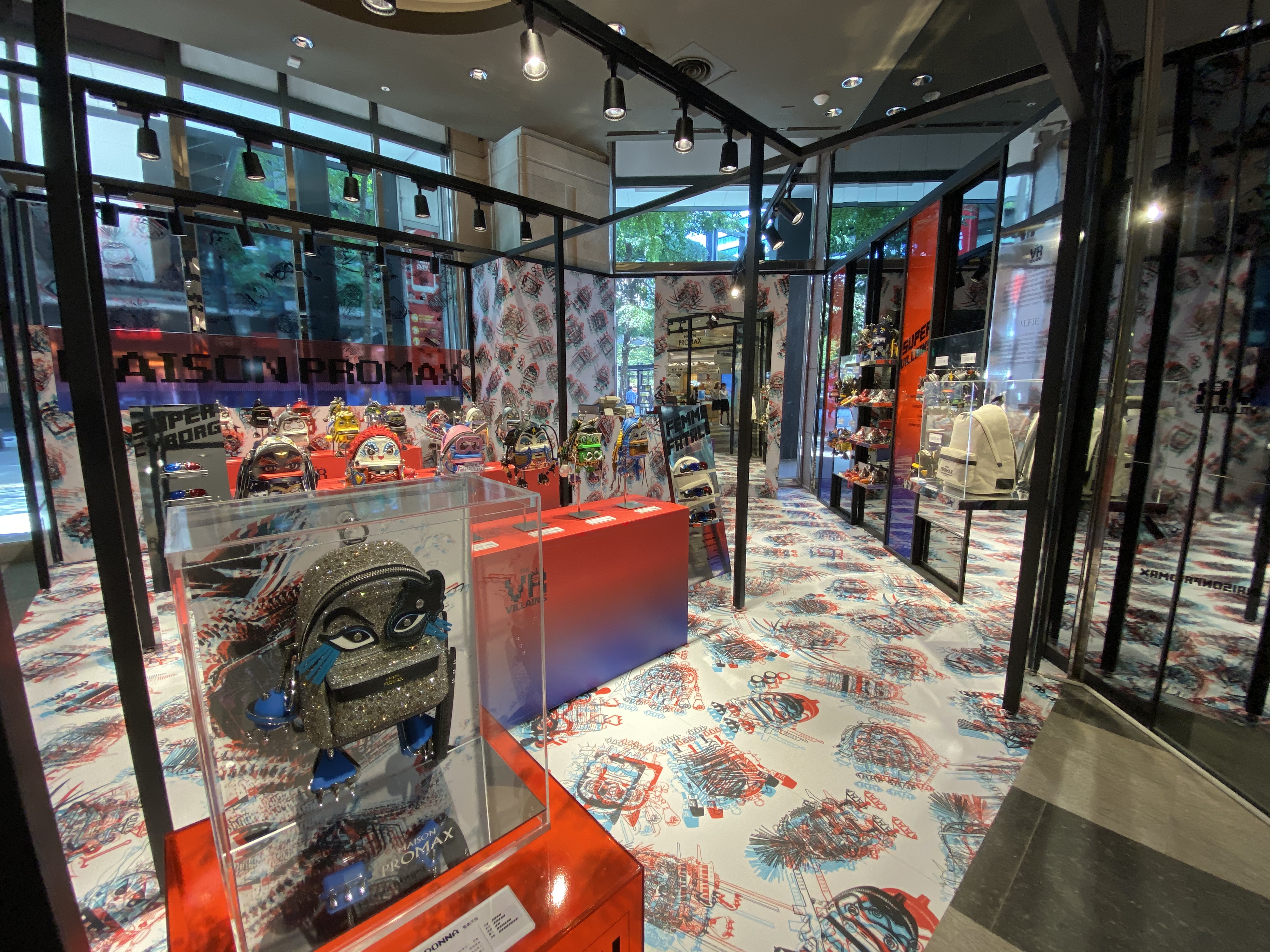 MAISON PROMAX在新光三越A11的快閃店，「THE VR VILLAINS」期間限定店以強烈的3D視覺為主軸，並融入新系列VILLAIN SQUAD 的前衛設計概念，大膽的螢光配色及透明落地窗，輔以俏皮的大面積壞蛋包款漫畫塗鴉，太空未來感十足。（MAISON PROMAX提供）