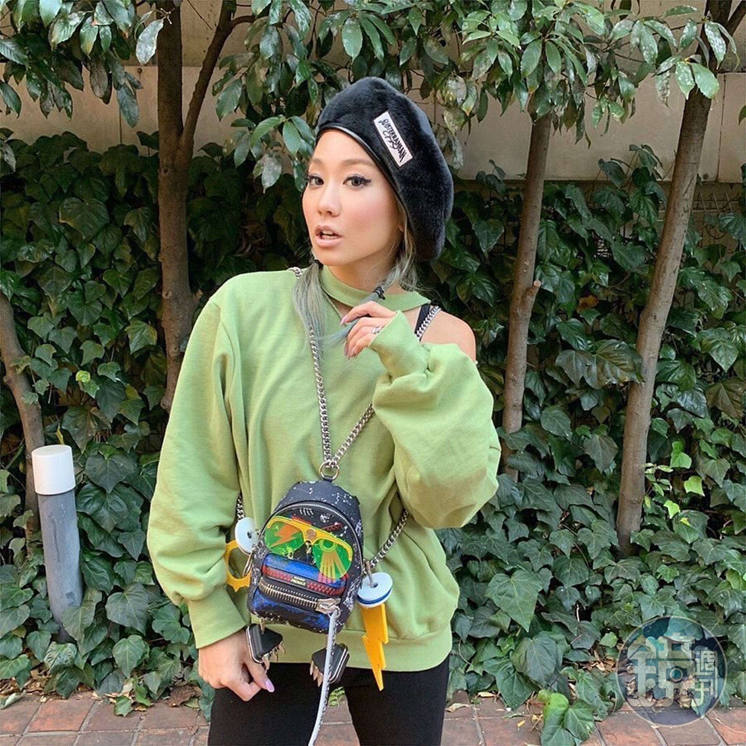 日本歌姬倖田來未把壞蛋包背在胸前，超符合她時尚icon的身份。（MAISON PROMAX提供）