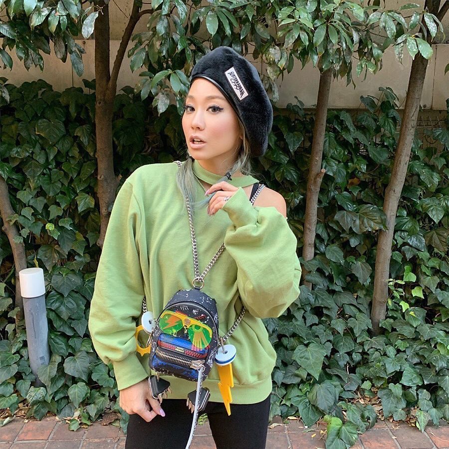 日本歌姬倖田來未把壞蛋包背在胸前，超符合她時尚icon的身份。（MAISON PROMAX提供）