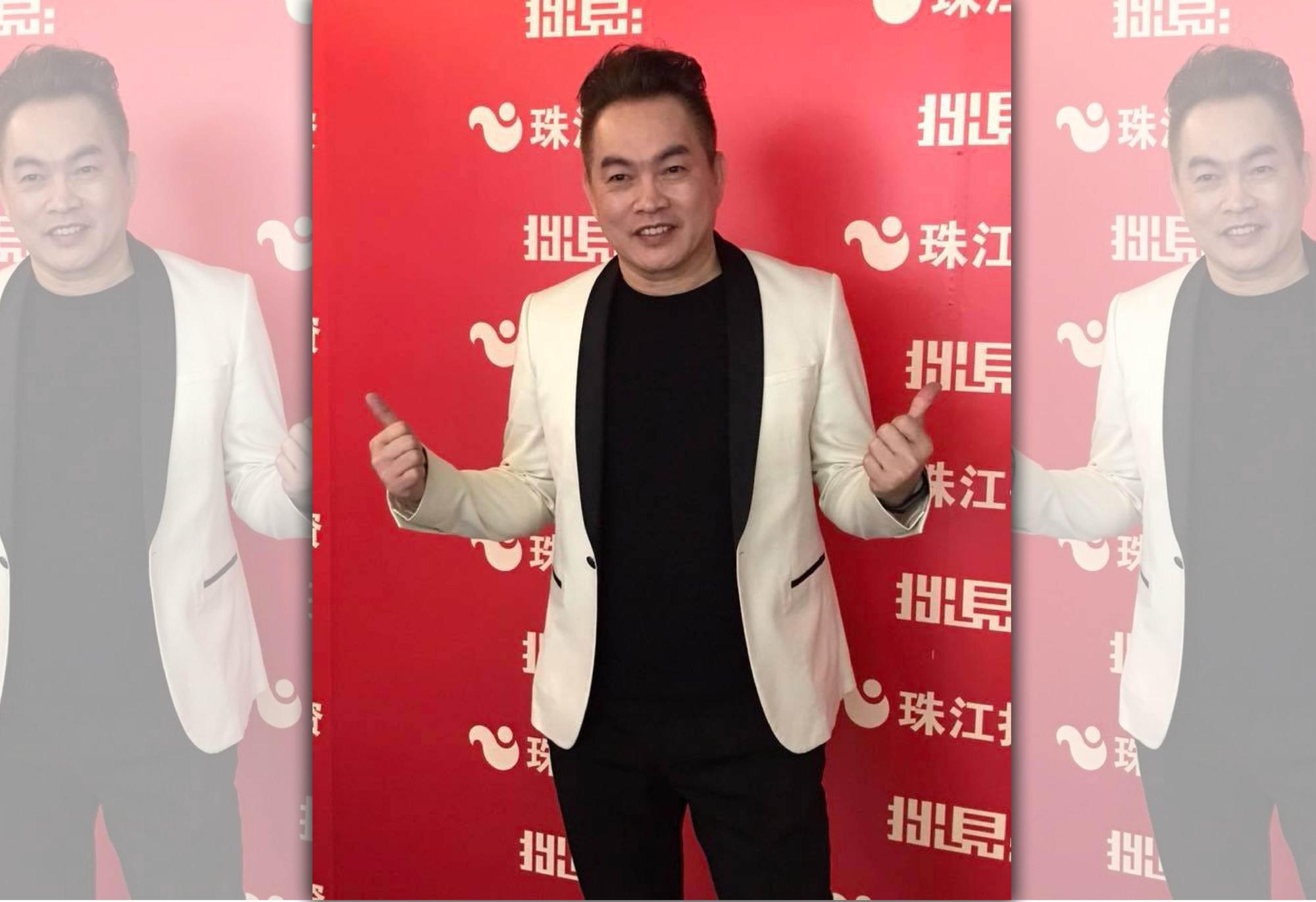 近年幾乎隱身螢光幕的康康，卻仍舊能靠高大哥的祕訣發大財。（翻攝自康康臉書）
